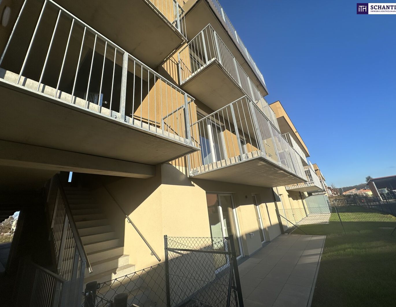 TRAUMHAFT! UMZIEHEN UND GENIESSEN! MODERNE Neubauwohnung mit Balkon im 1. Obergeschoss - Erstbezug mit exklusiver Ausstattung, Tischlerküche und Tiefgaragenplatz!