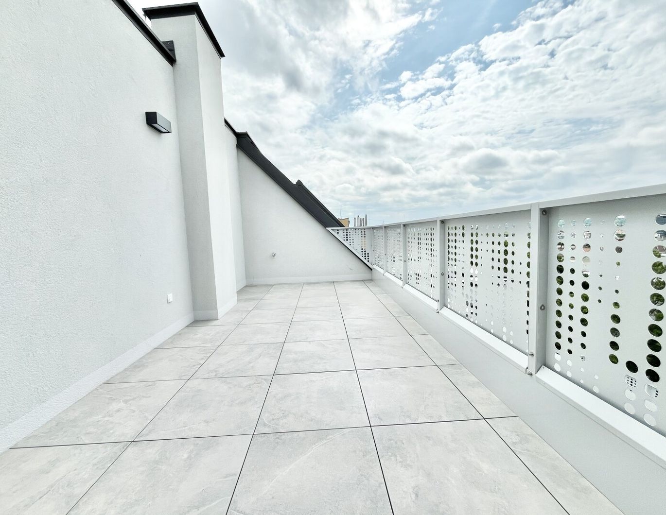 SOFORT BEZIEHBAR - 4 ZI PENTHOUSE mit großer TERRASSE + FERNBLICK in 1140 Wien