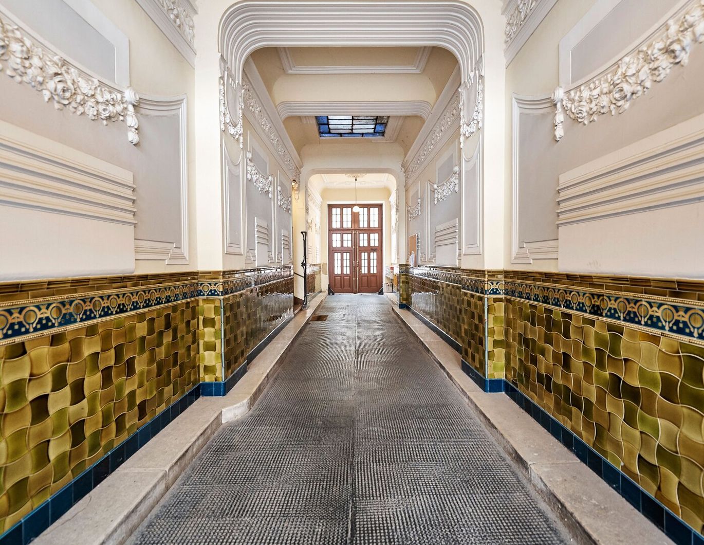 Nächst Neubaugasse! Südwestseitiger 4-Zimmer-Altbau mit Balkon in ruhiger Seitengasse!