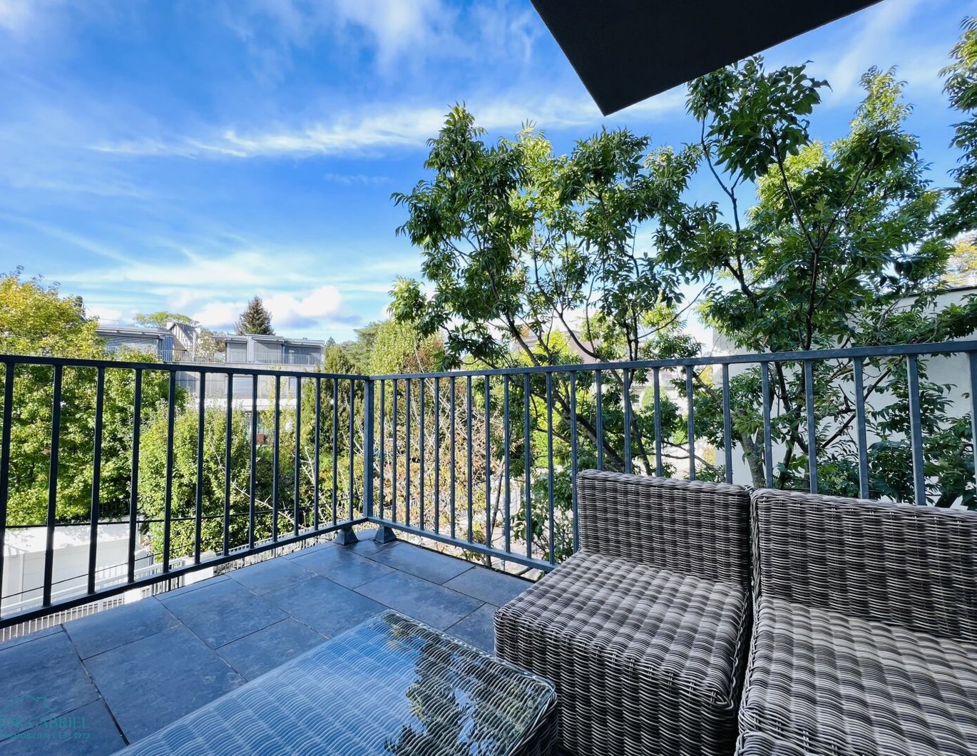 ZWEI BALKONE - CHARMANTE UND HELLE DACHGESCHOSSWOHNUNG IN PÖTZLEINSDORF