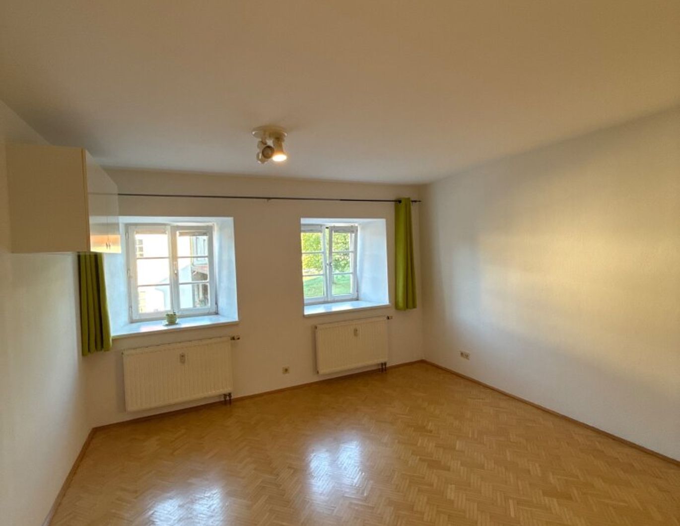 Heimelige 2-Zimmer-Wohnung mit möblierter Küche im Zentrum von Lohnsburg