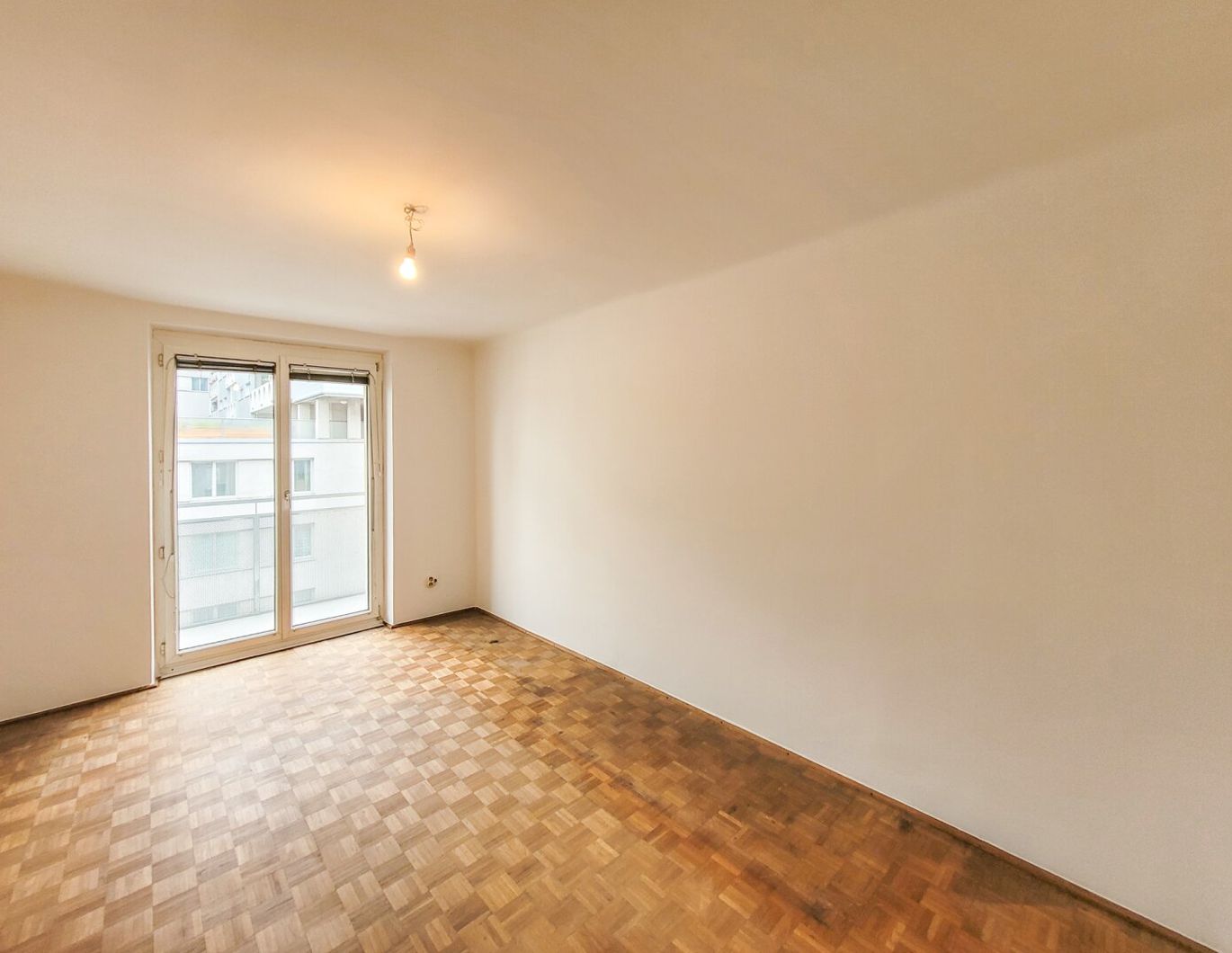 PROVISIONSFREI VOM EIGENTÜMER! UNSANIERTE GUT AUFGETEILTE 3-ZIMMER WOHNUNG MIT BALKON!