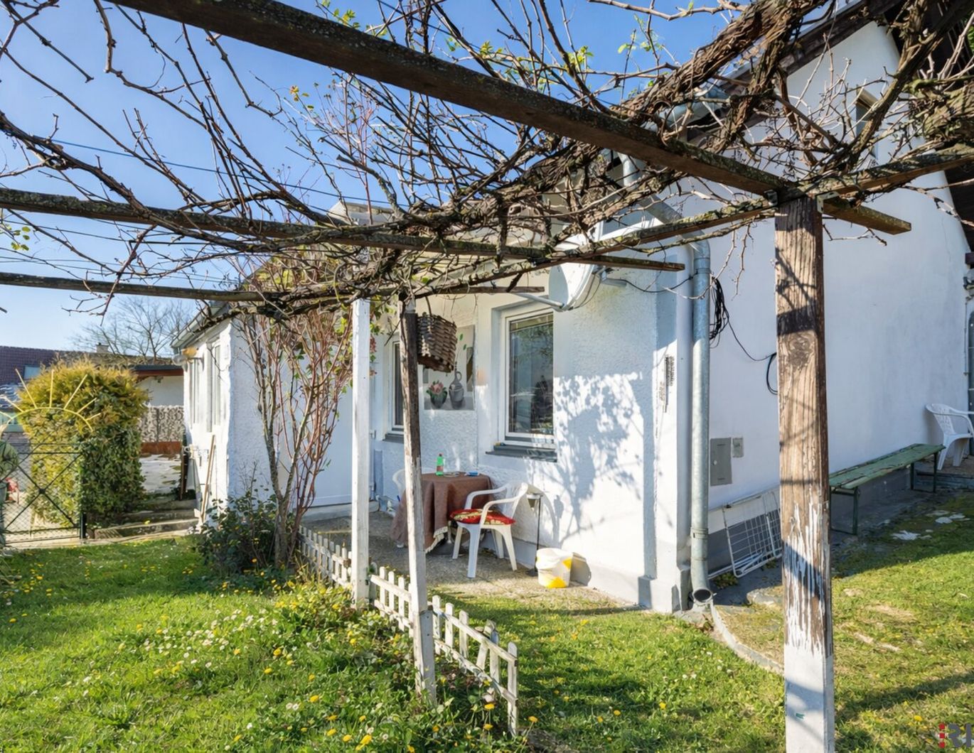 ENTZÜCKENDES KLEINFAMILIENHAUS MIT WEINKELLER / SCHÖNER GARTEN MIT TERRASSE, GRILLHÜTTE UND SCHUPFEN / VIEL POTENZIAL / RUHIGE SIEDLUNGSLAGE