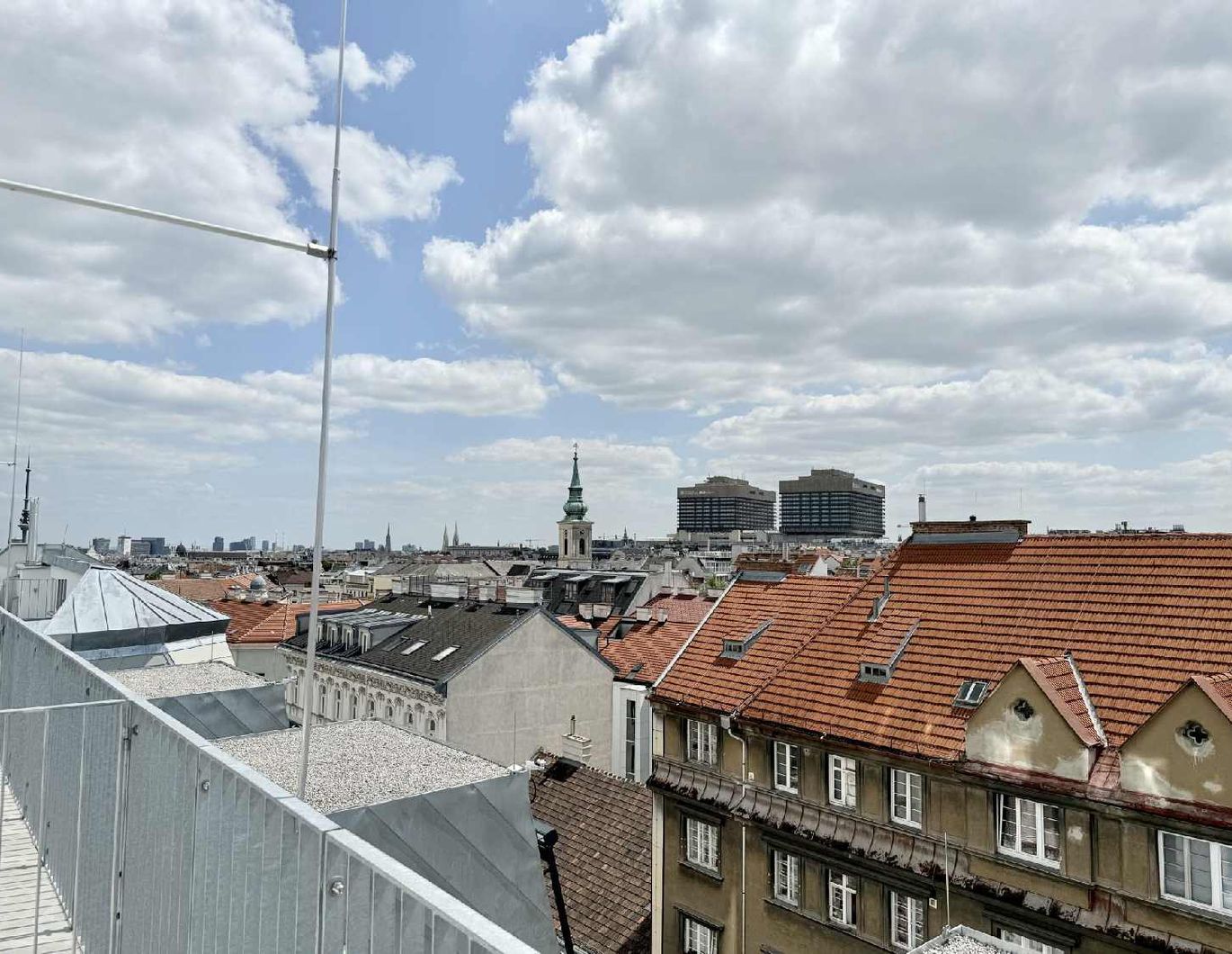 Eleganz trifft Lage - Neubau-Dachgeschosswohnung in Toplage