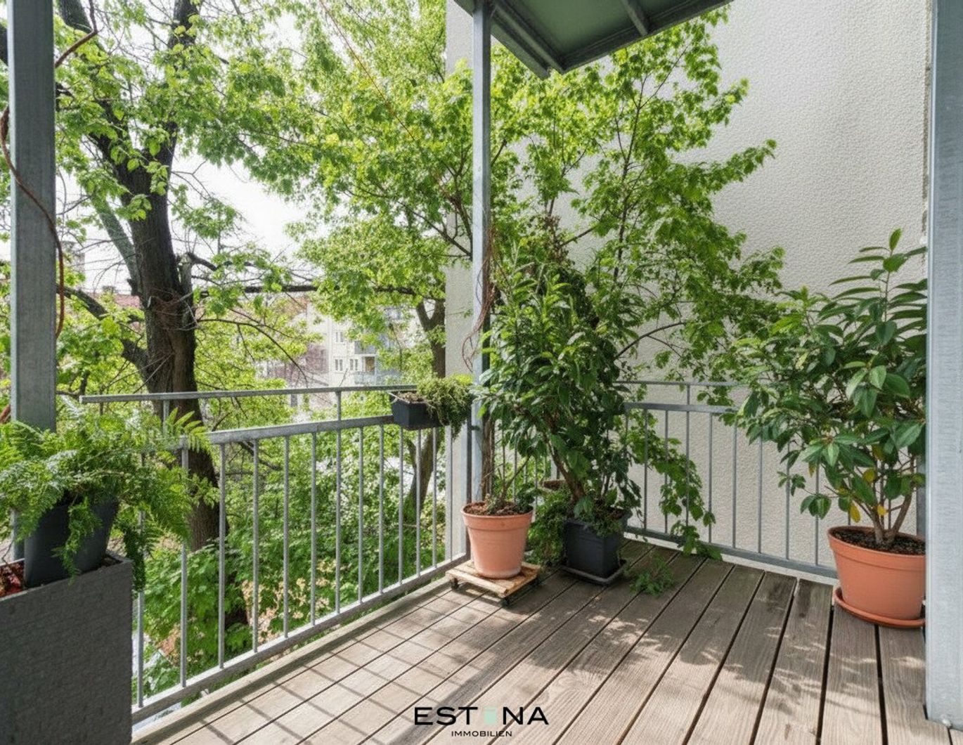 Trendige Altbauwohnung mit großem Balkon ins Grüne