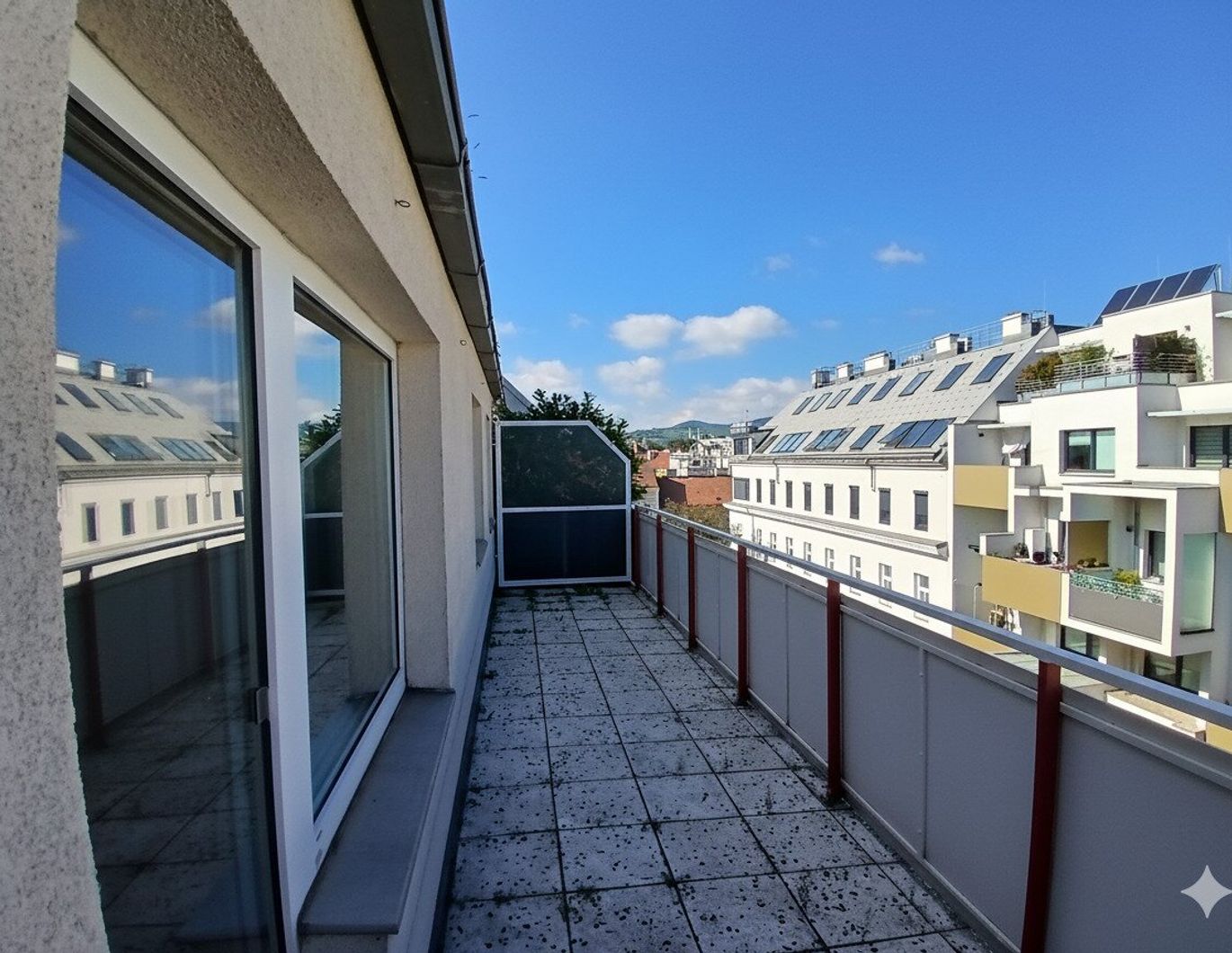 Helle Wohnung mit 31m² Terrasse im fünften Liftstock, großem grünen Gemeinschaftsgarten & Fitnessraum