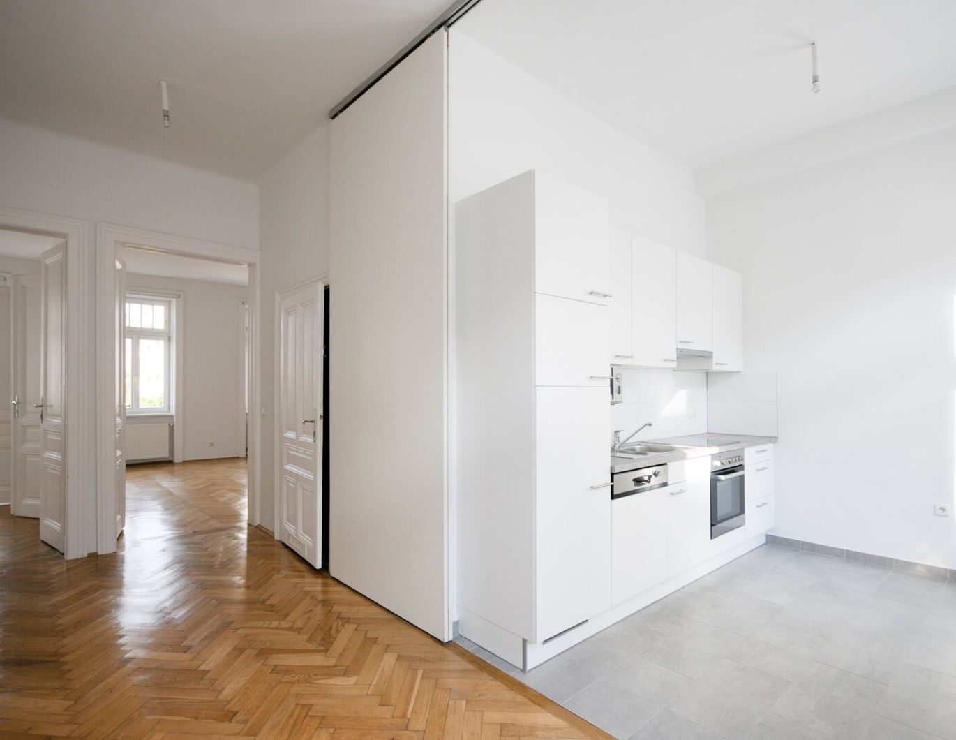 AUSSERGEWÖHNLICHE ALTBAUWOHNUNG MIT MODERNEM FLAIR IN DÖBLING