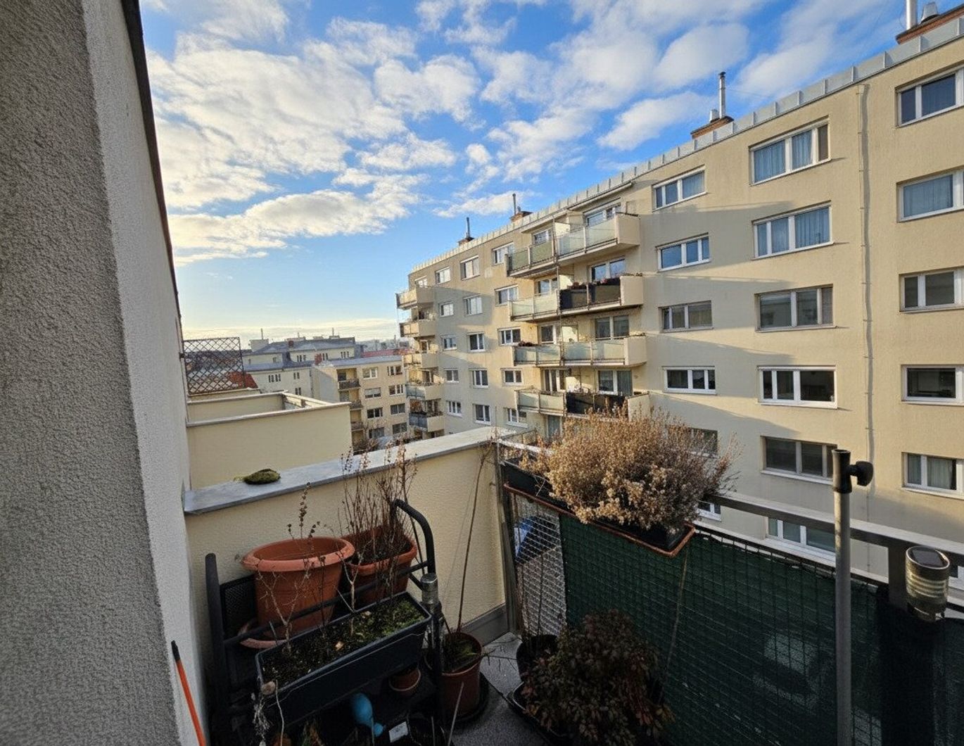 Hofzeile: Helles Neubau DG | Balkon + Parken | Option auf 3 Zimmer