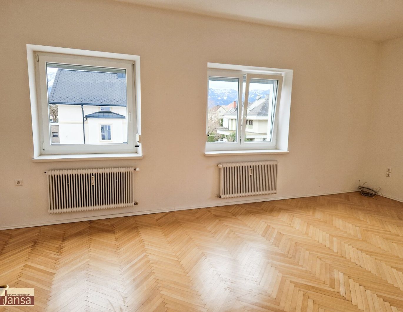 Lichtdurchflutete, großräumige 4-Zimmer-Altbauwohnung in Top-Stadtlage