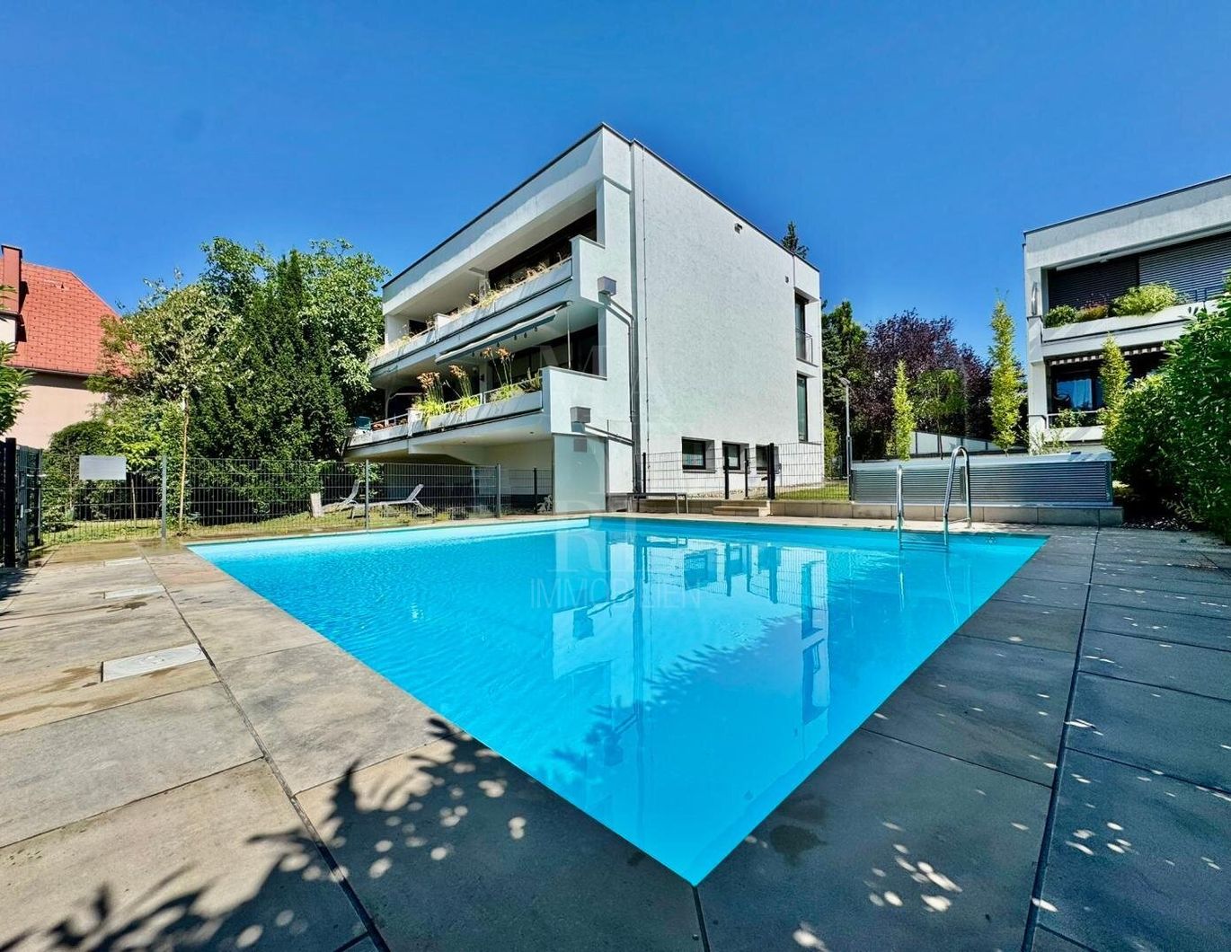 *PREISREDUKTION* Terrassenwohnung mit Hauscharakter // Gartenflächen & Outdoorpool vor der Tür