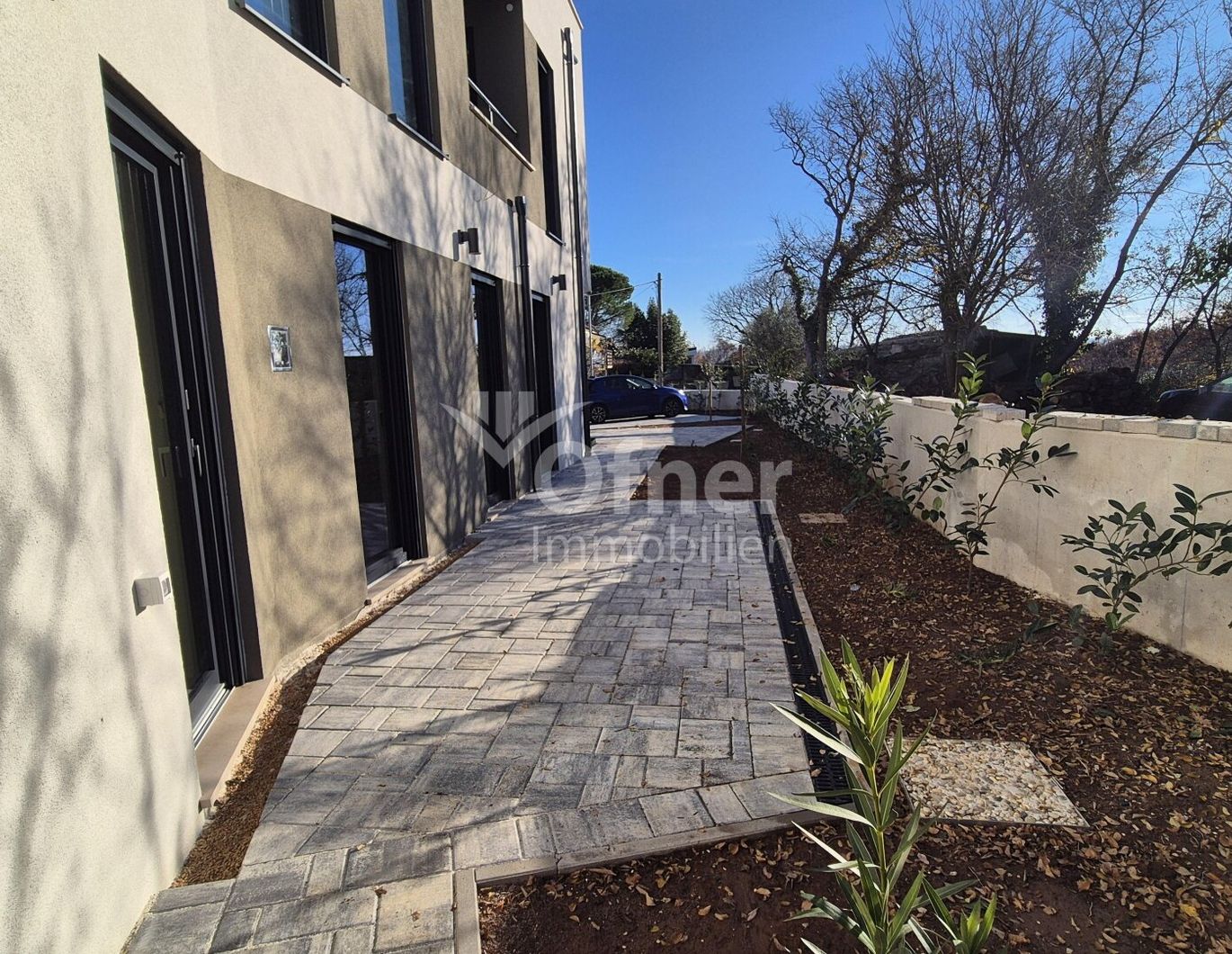 Erdgeschosswohnung in einem Neubau mit Garten