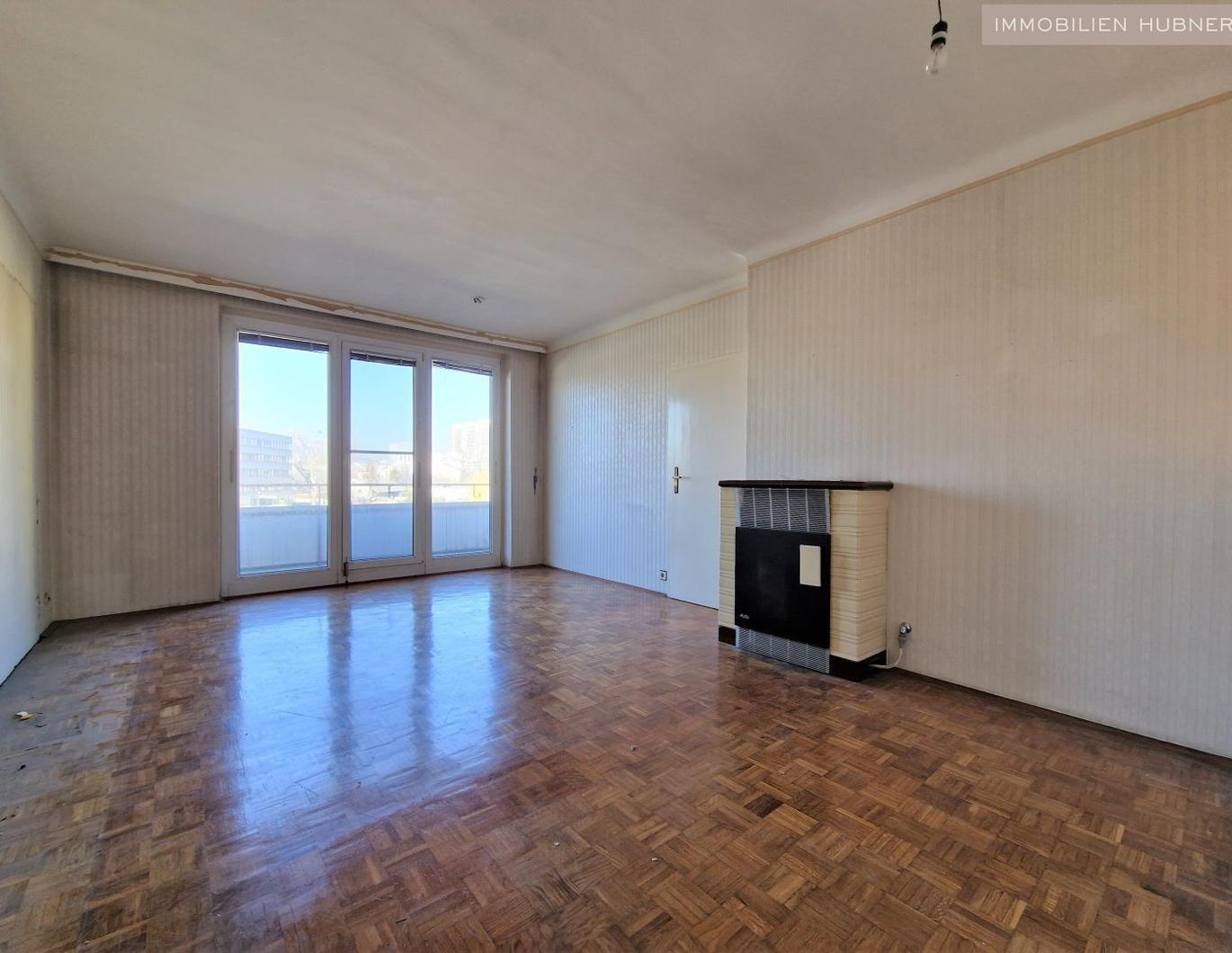 3.OG: Sanierungsbedürftige 2-Zimmer Wohnung mit großer Loggia in U-6 Nähe!!