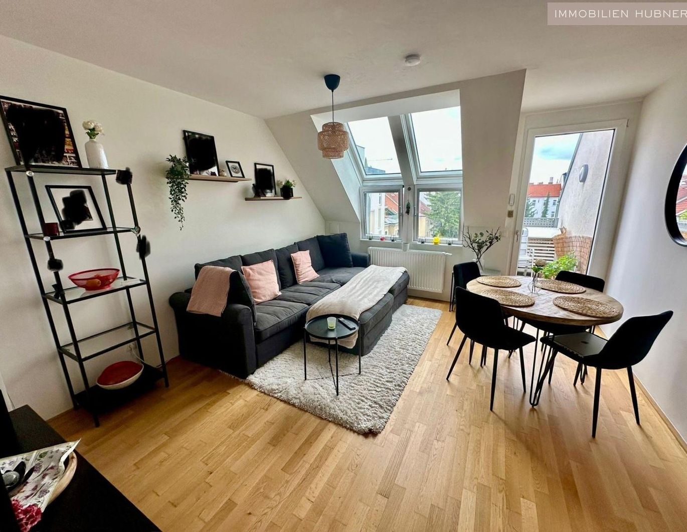 Super-schicke, hochwertige DG-Wohnung mit Balkon und Klimaanlage!