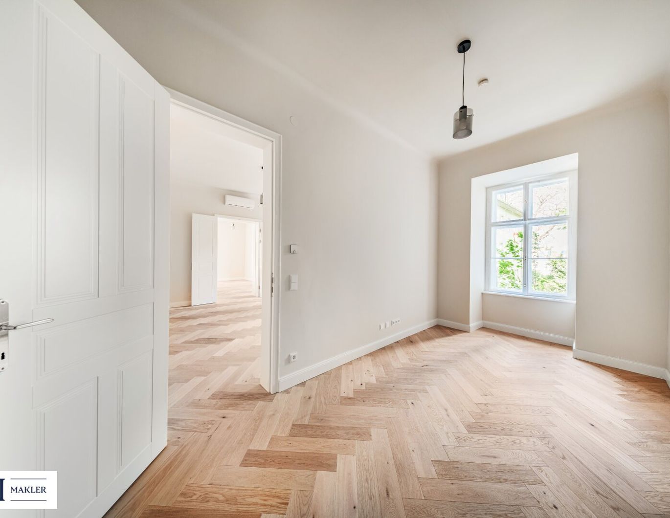 Wohnen beim Schloss Belvedere: Erstbezug im Stilaltbau mit 2 Balkonen und Klimaanlage!