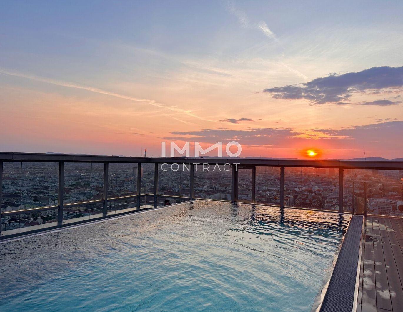 INVESTORS WATCH OUT! Magnificent skyline view + pool on the roof = excellent lifestyle!