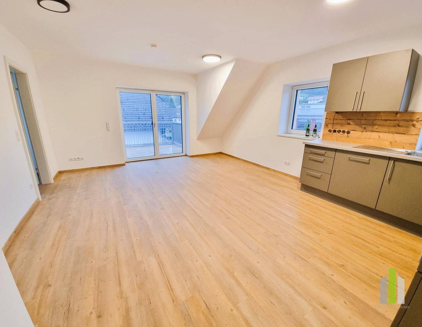Erstbezug! Moderne 2-Zi.-Dachgeschoß-Wohnung mit großen Balkon