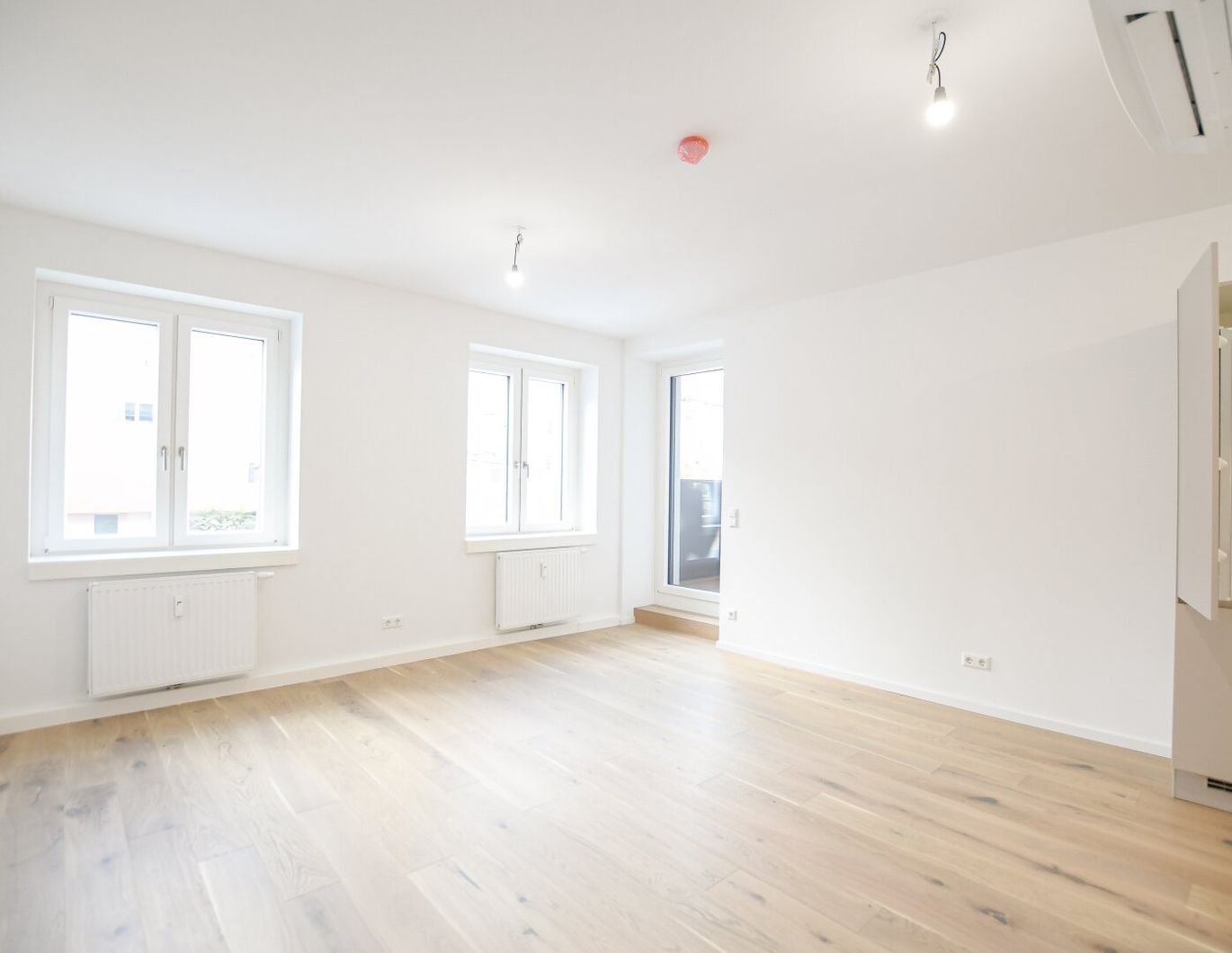 Erstbezug nach Sanierung: Schöne 2 Zimmer-Wohnung mit Loggia und Top-Anbindung