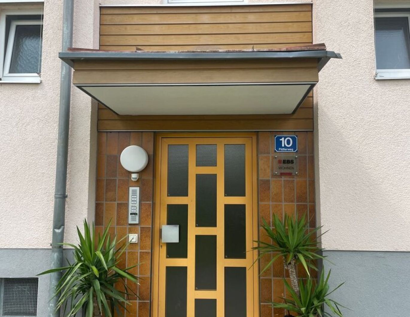 Attraktive 2-Zimmer-Dachgeschosswohnung mit Loggia und separater Küche in Attnang-Puchheim! Eigener Garage und Keller vorhanden! Ab 01.12.2025 frei!