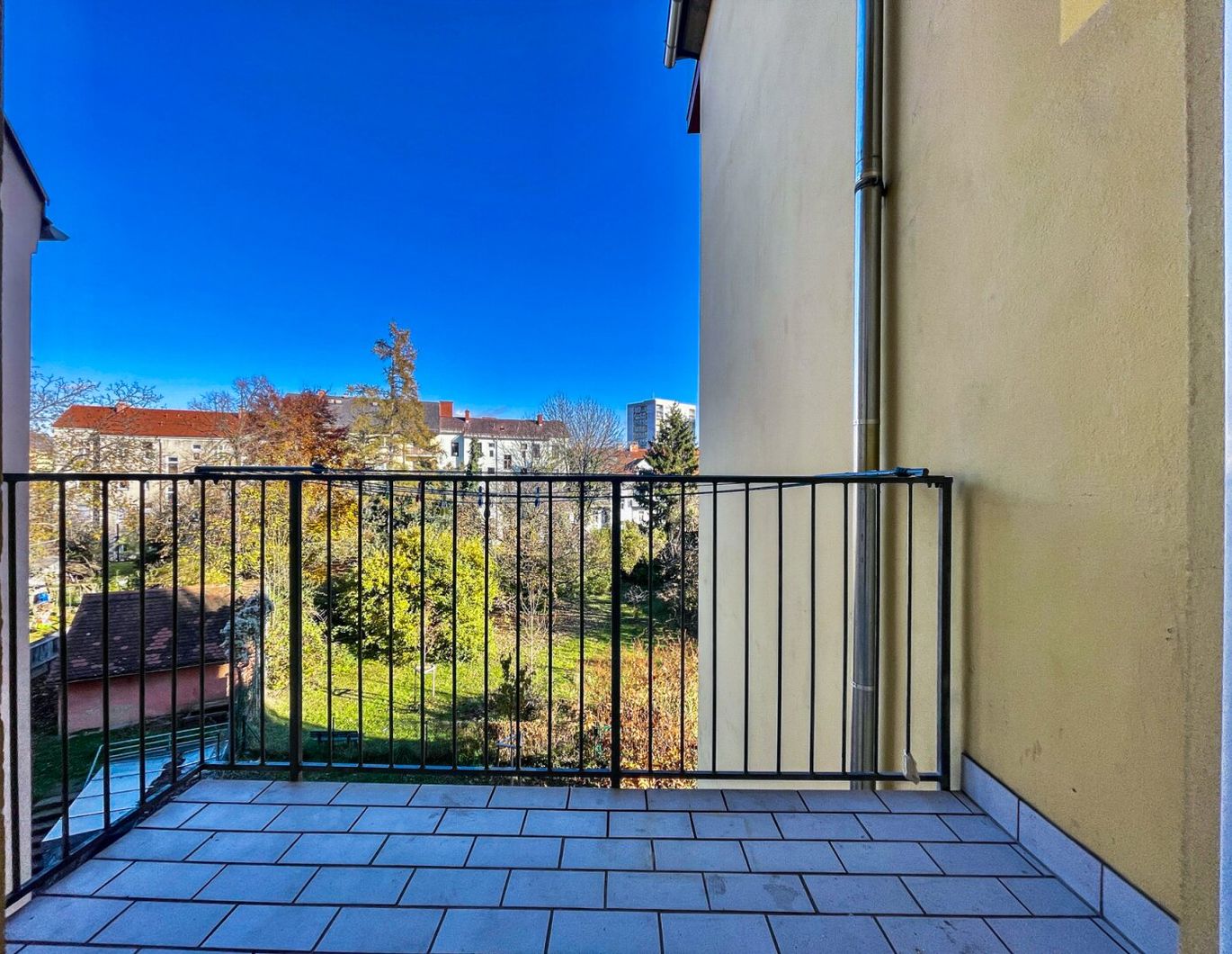 *ATTRAKTIVE ANLEGERWOHNUNG* I WG TAUGLICH I TOP-SANIERT I 1. OG MIT LIFT I BAHNHOF NÄHE I BALKON I HAUSTIERE WILLKOMMEN I SEHR LICHTDURCHFLUTET I BODENEBENE DUSCHE I PROJEKT WOHNEN I