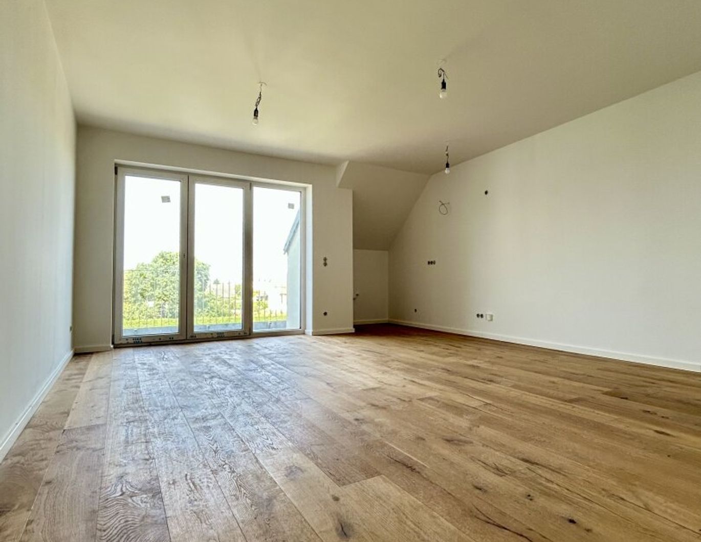 Erstklassige 73.8m² Wohnung mit Balkon in Mannswörth, Perfekt für Erstbezug!