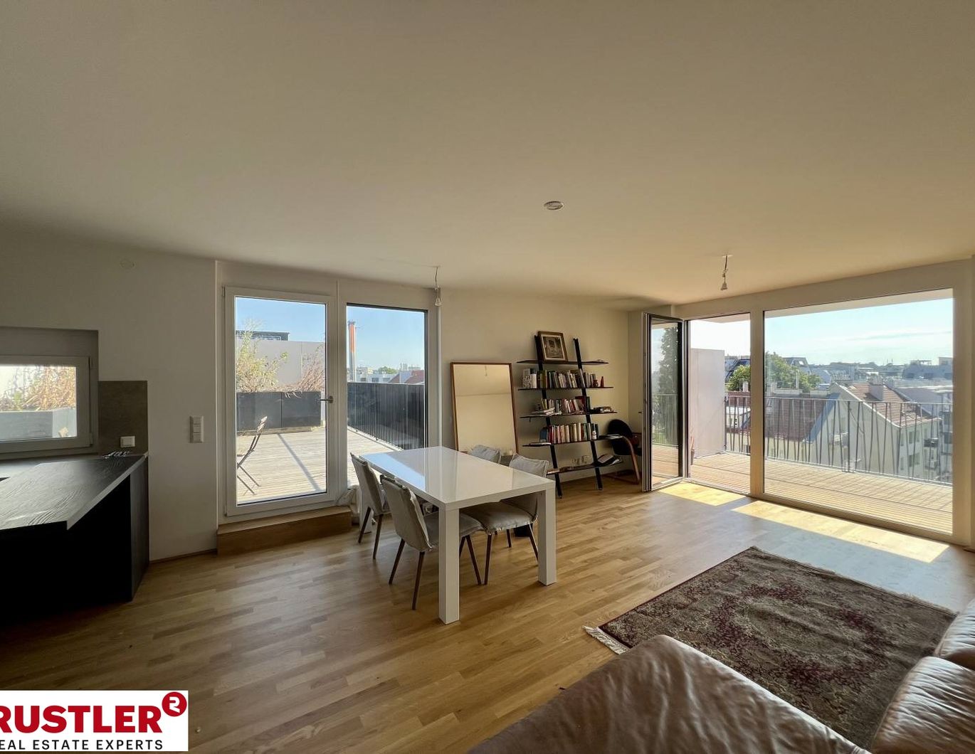 PRÄCHTIGE 4 ZIMMER-WOHNUNG - KÜCHE + 2 BÄDER + 2 TERRASSEN + FITNESSRAUM - ATTEMSGARTEN