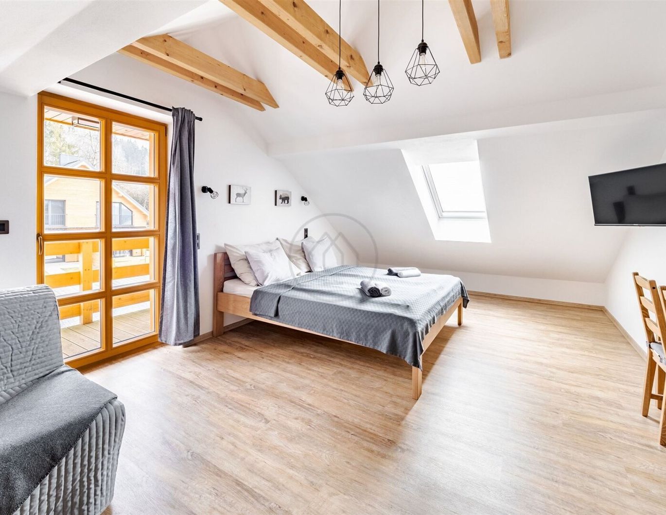 LIPNO REAL: Modernes 1-Zimmer-Apartment mit Balkon und Pool