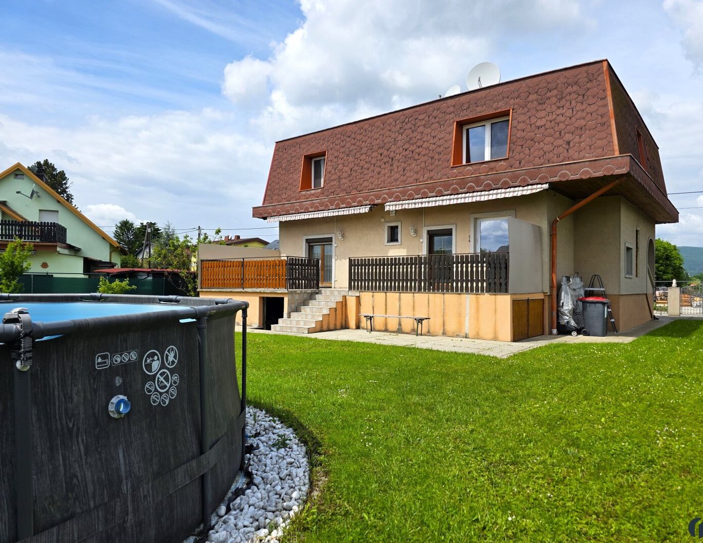 Viel Platz, mit Naschgarten und Pool