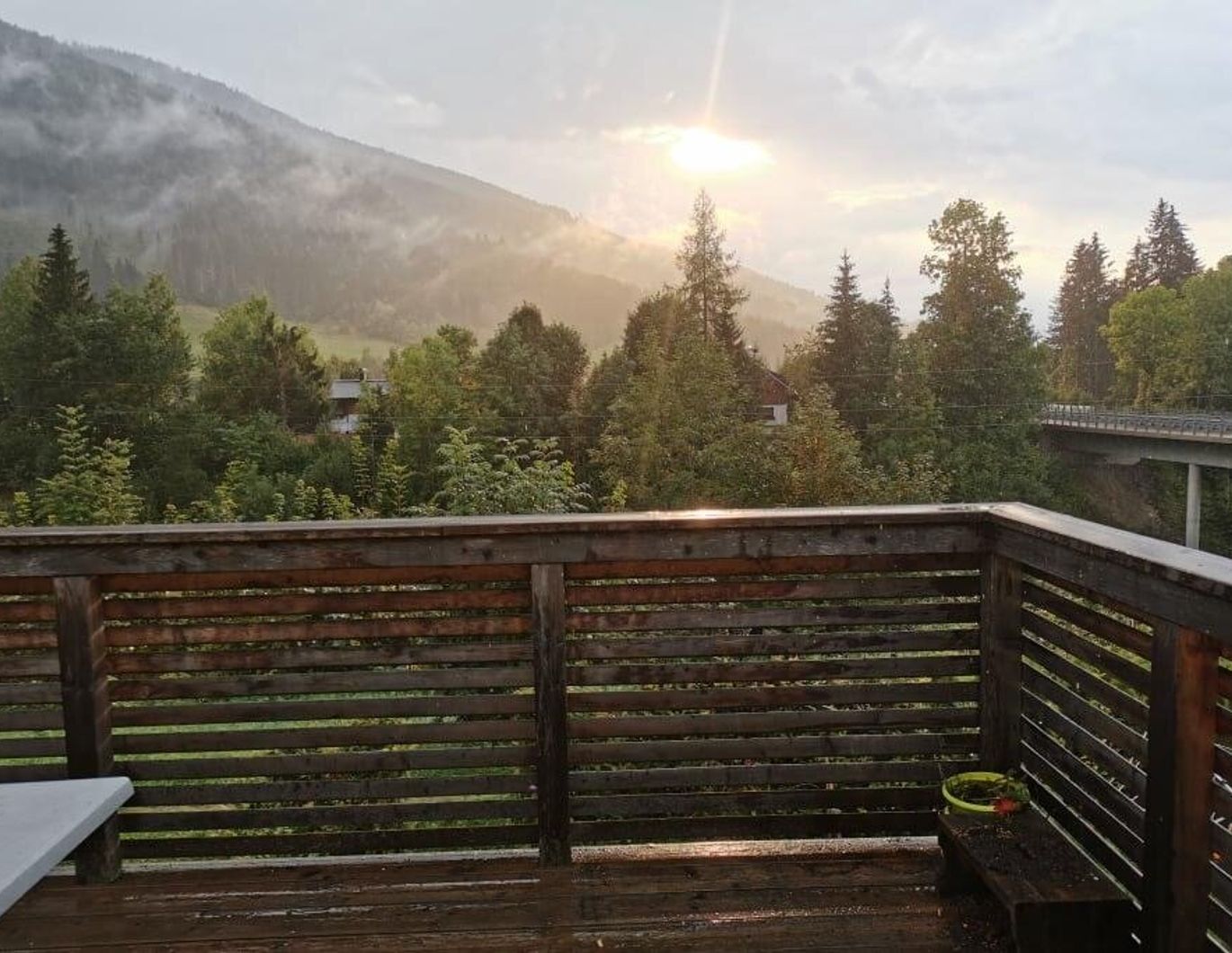 Eigentumswohnung mit großer westseitiger Terrasse und ostseitigem Balkon, Garten, Garage u. Parkplätze