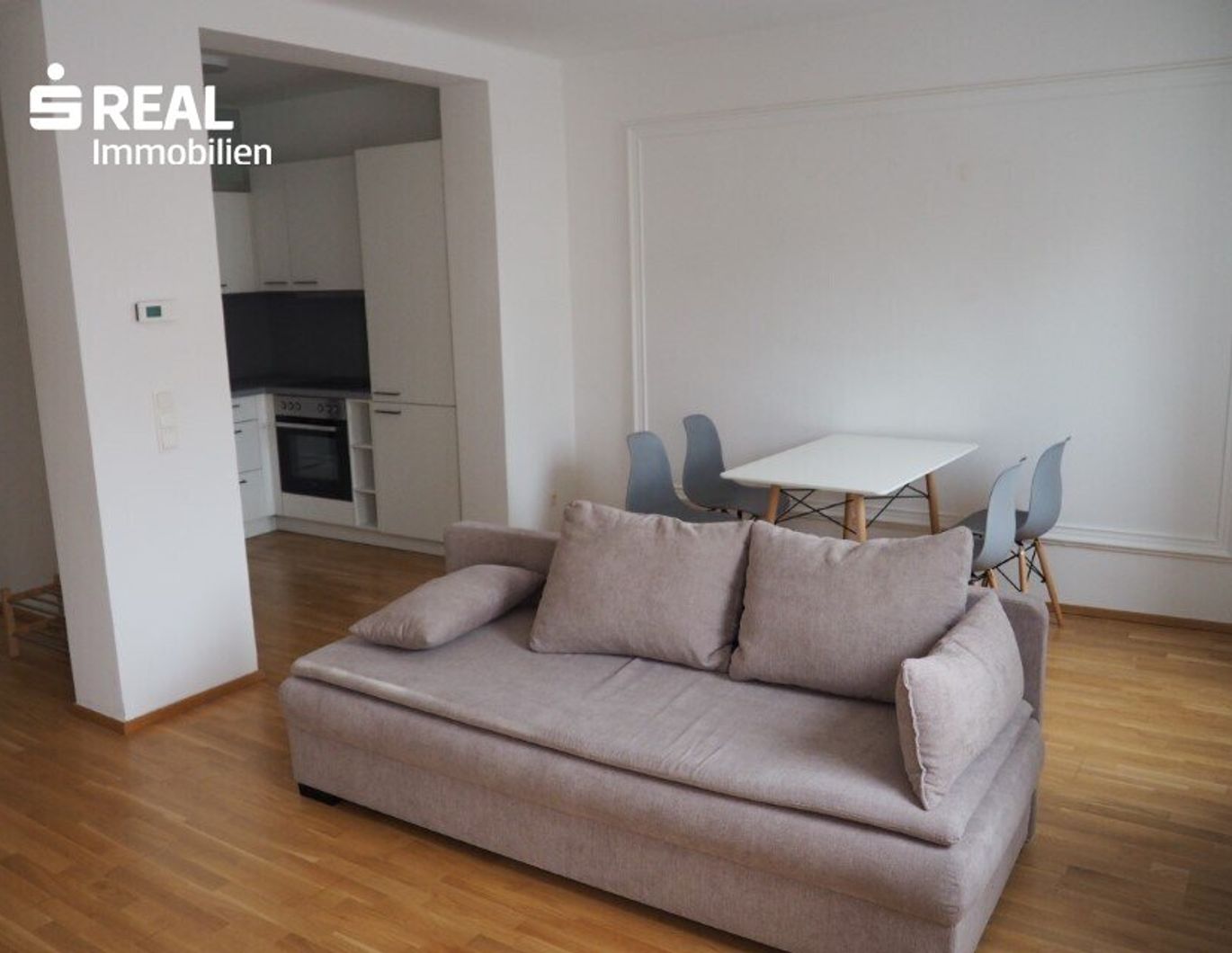 Schöne 2-Zimmer Wohnung bzw. Büro mit kleinem Balkon
