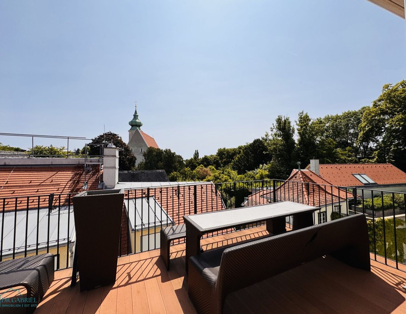 HERRLICHE PENTHOUSEWOHNUNG IN CHARMANTEM WINZERHAUS IM ZENTRUM VON GRINZING