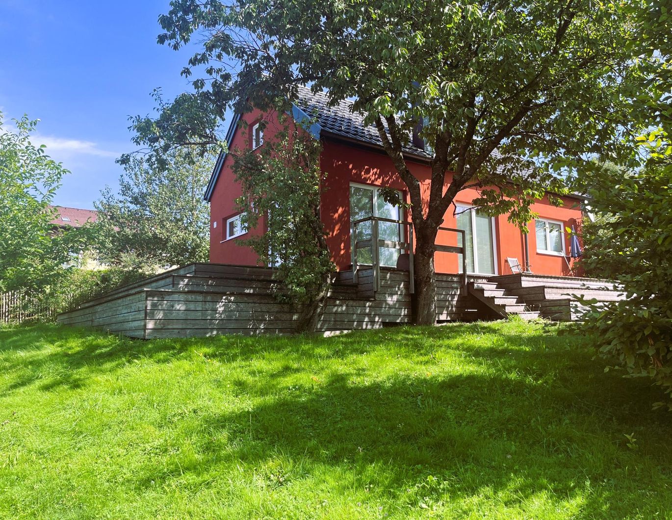 Charmantes Haus inmitten einer Gartenidylle