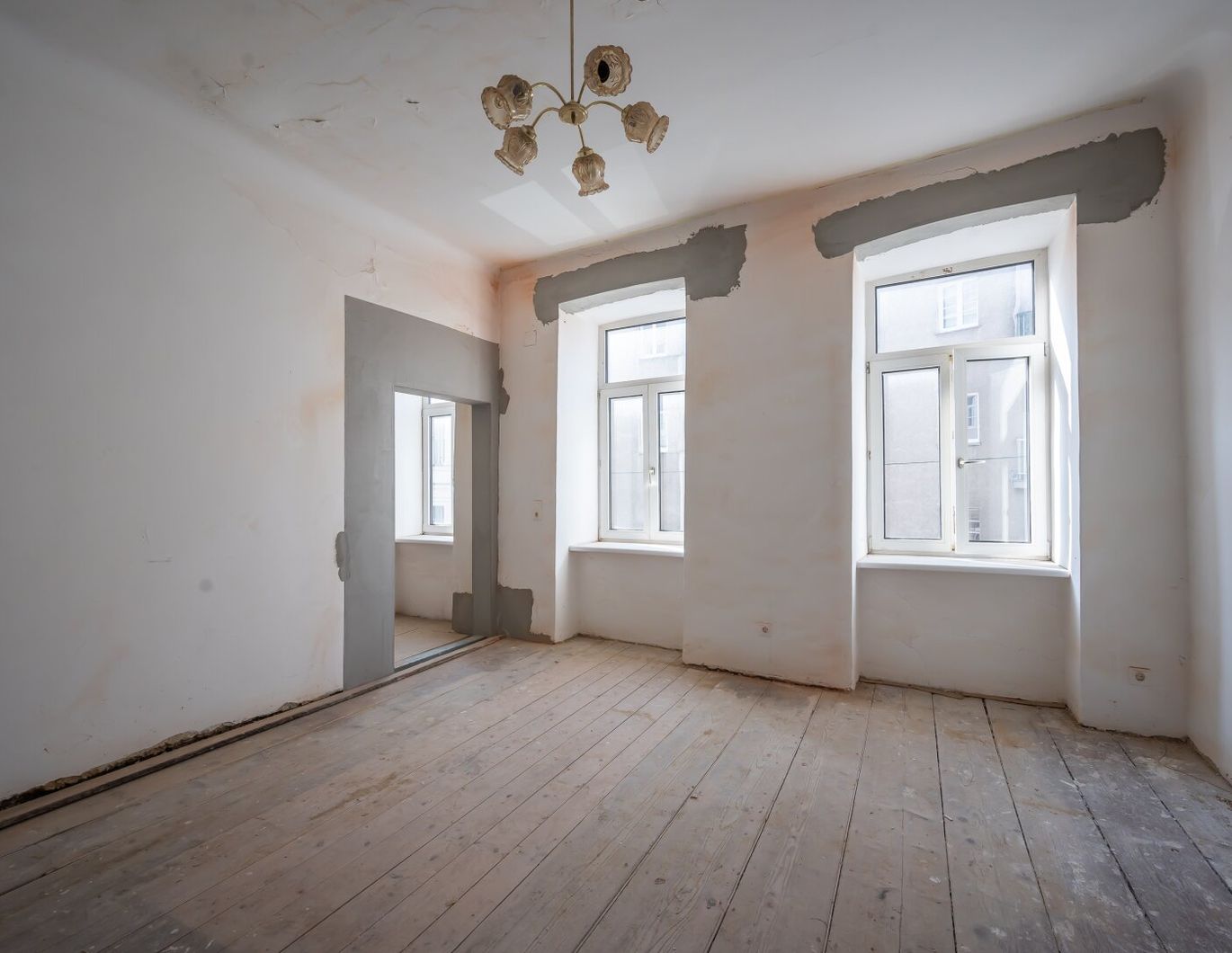 ++NEU++ 2-Zimmer Altbau-Wohnung (sanierungsbedürftig) - gut adaptierbarer Grundriss