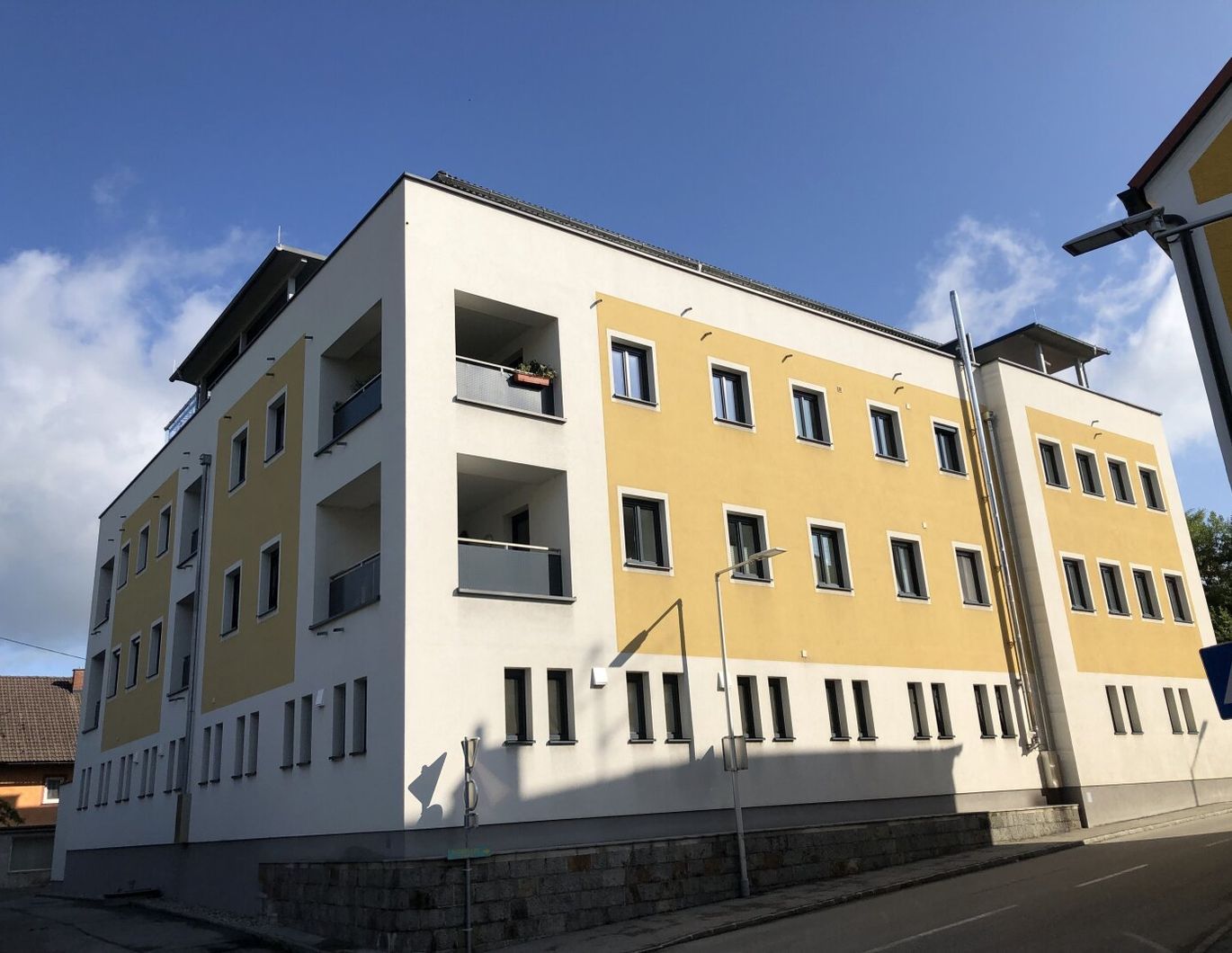 Moderne 3-Zimmer-Wohnung mit möblierter Küche und PKW-Stellplatz im Zentrum von Gurten