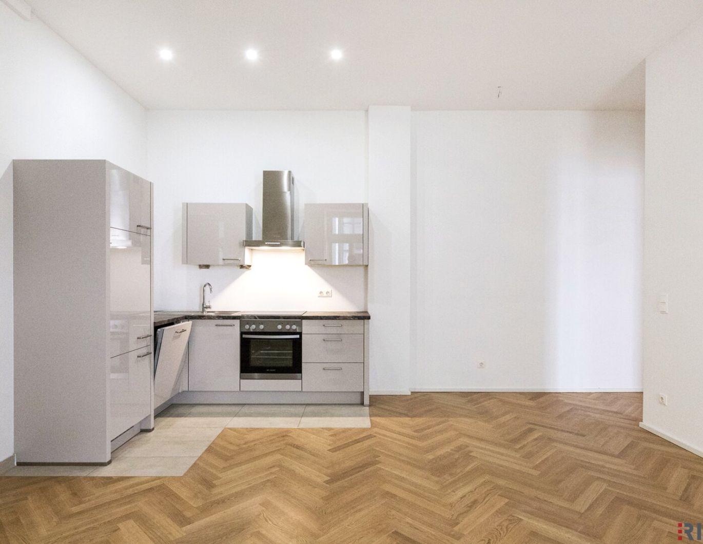 ALTBAU-BALKONWOHNUNG in HOF-RUHELAGE | MODERN SANIERT | Ca. 2 Min. zur U4 SCHÖNBRUNN | Ca. 15 Min. in den 1. Bezirk