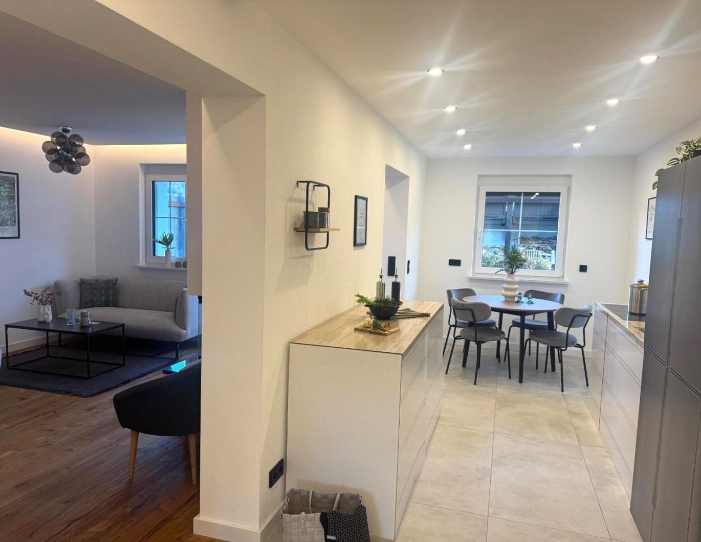 Nahe Kitzbühel: Erstbezug nach Sanierung - Moderne Gartenwohnung mit Kamin, Terrasse und Bergblick in sonniger Lage nahe Kitzbühel