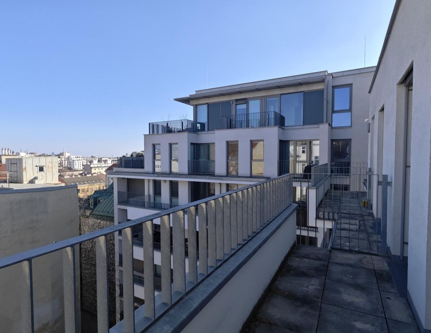 HOFSEITIGE BALKONWOHNUNG IN DER NUSSDORFER STRASSE