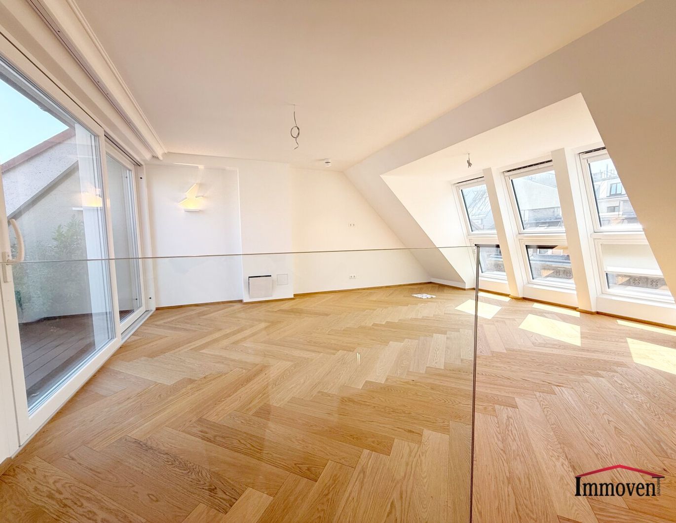ERSTBEZUG - Exklusive Dachgeschossmaisonette mit 2 Freiflächen und Deckenkühlung in RUHELAGE!