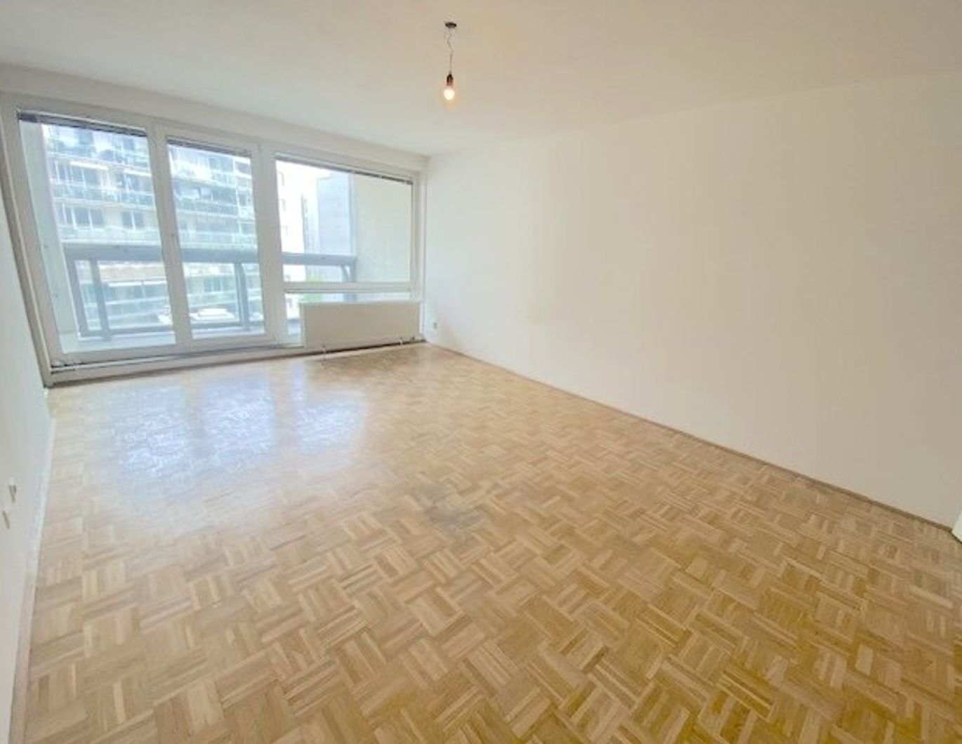 NEUER PREIS! PROVISIONSFREI VOM EIGENTÜMER! 2-ZIMMER WOHNUNG MIT LOGGIA IN DER FORSTHAUSGASSE!