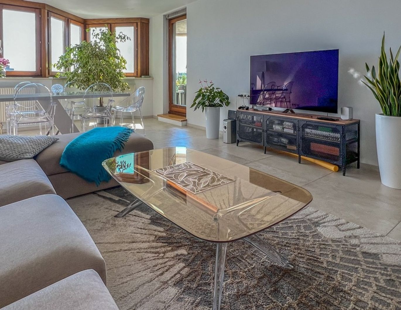 FERNBLICK! IDEALE 4-ZIMMER WOHNUNG MIT LOGGIA NÄHE U4!