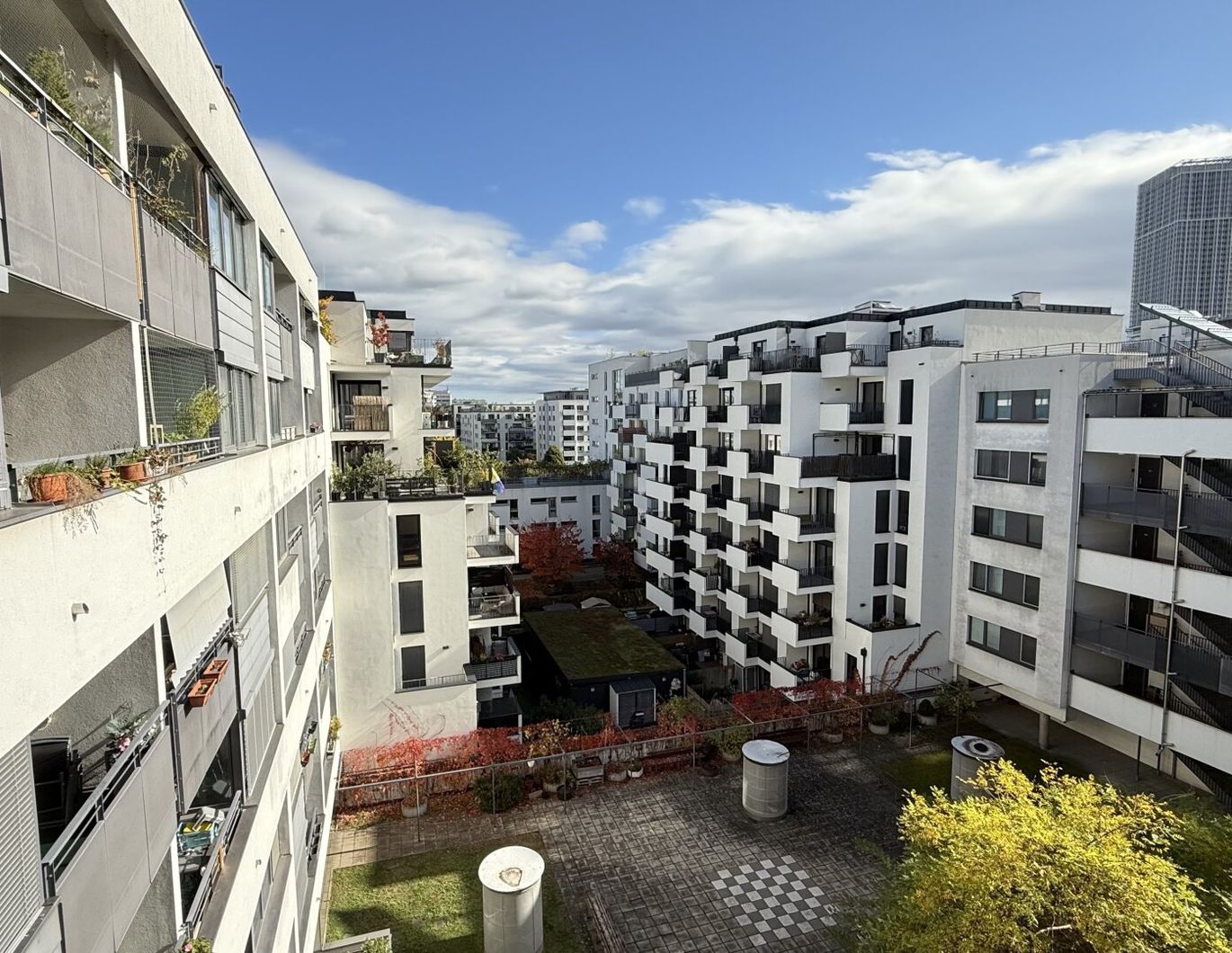 Tokiostraße / Kirschblütenpark: VIS / Japanische Schule: Möblierte 4 Zimmer-Maisonetten-Wohnung mit einer Loggia und Terrasse + optionaler Garagenstellplatz!