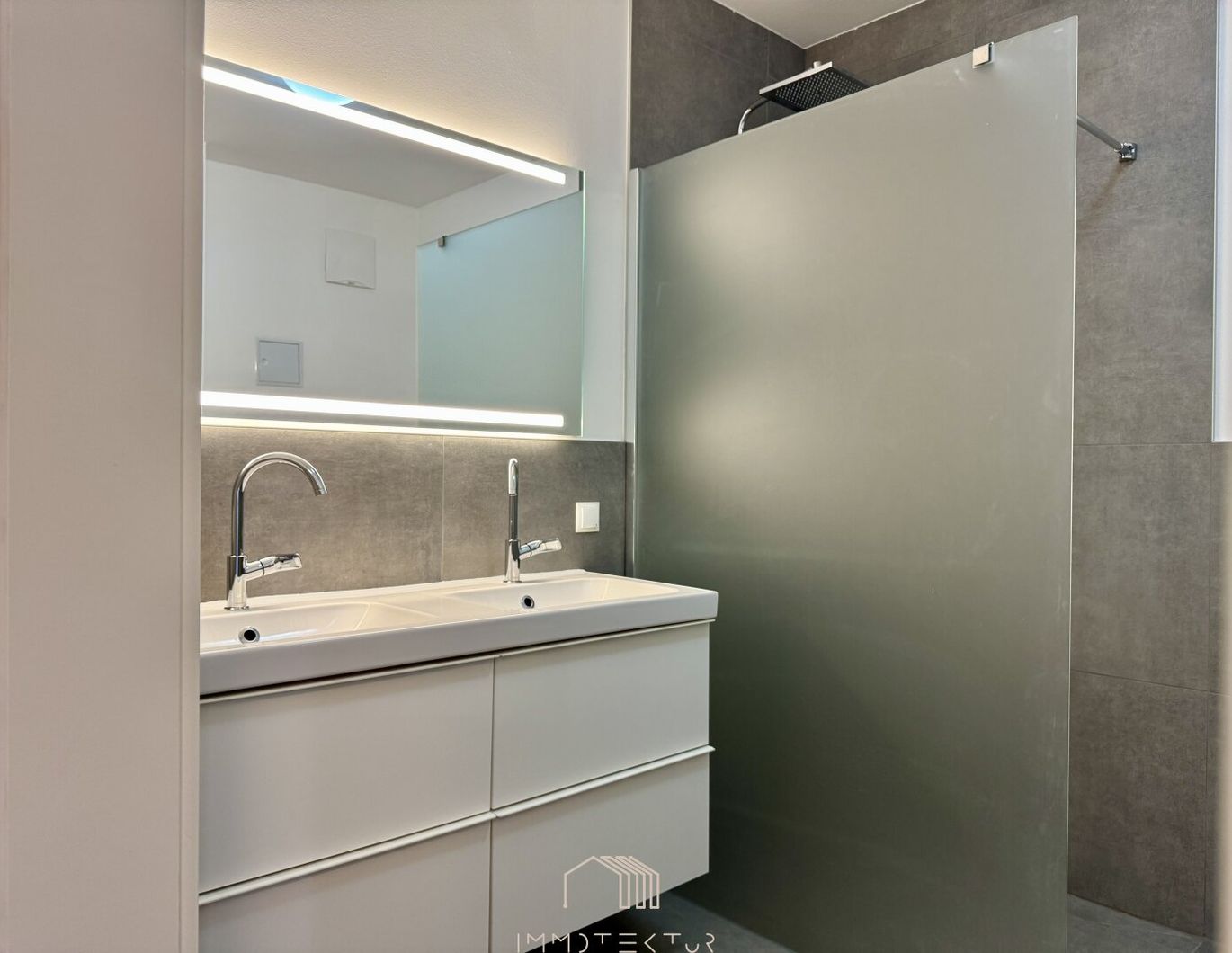 NATURVERBUNDEN: Sonnige 4-Zimmer-Wohnung mit 4 Balkonen und Parkplatz