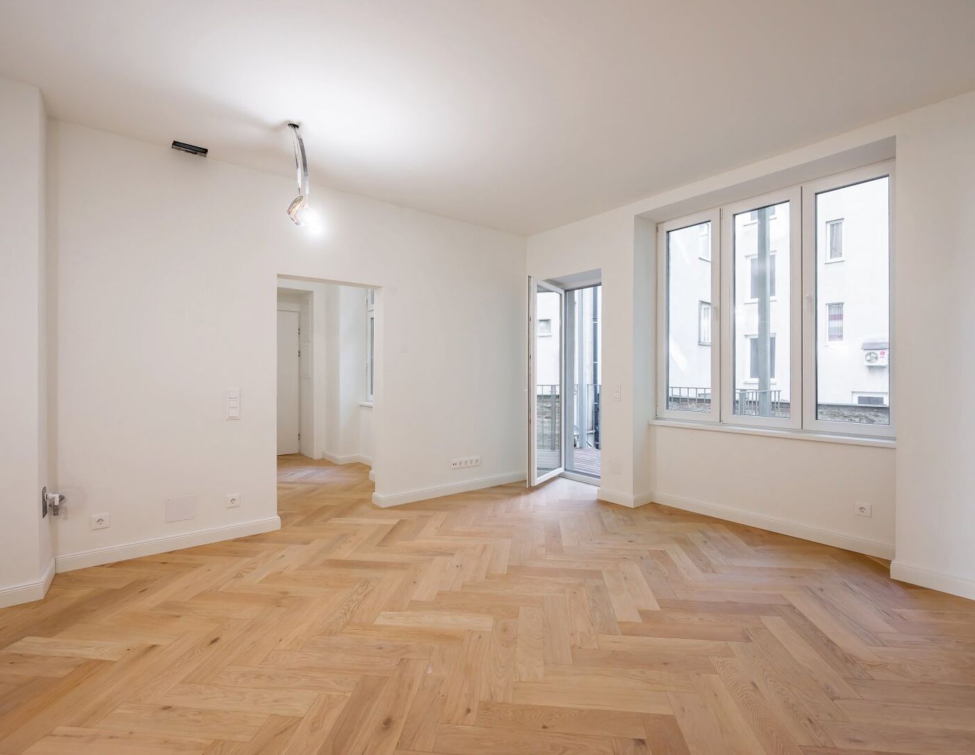 ++NEU++ Sanierte 2-Zimmer ALTBAUWOHNUNG mit Balkon! gänzlich im Innenhof!