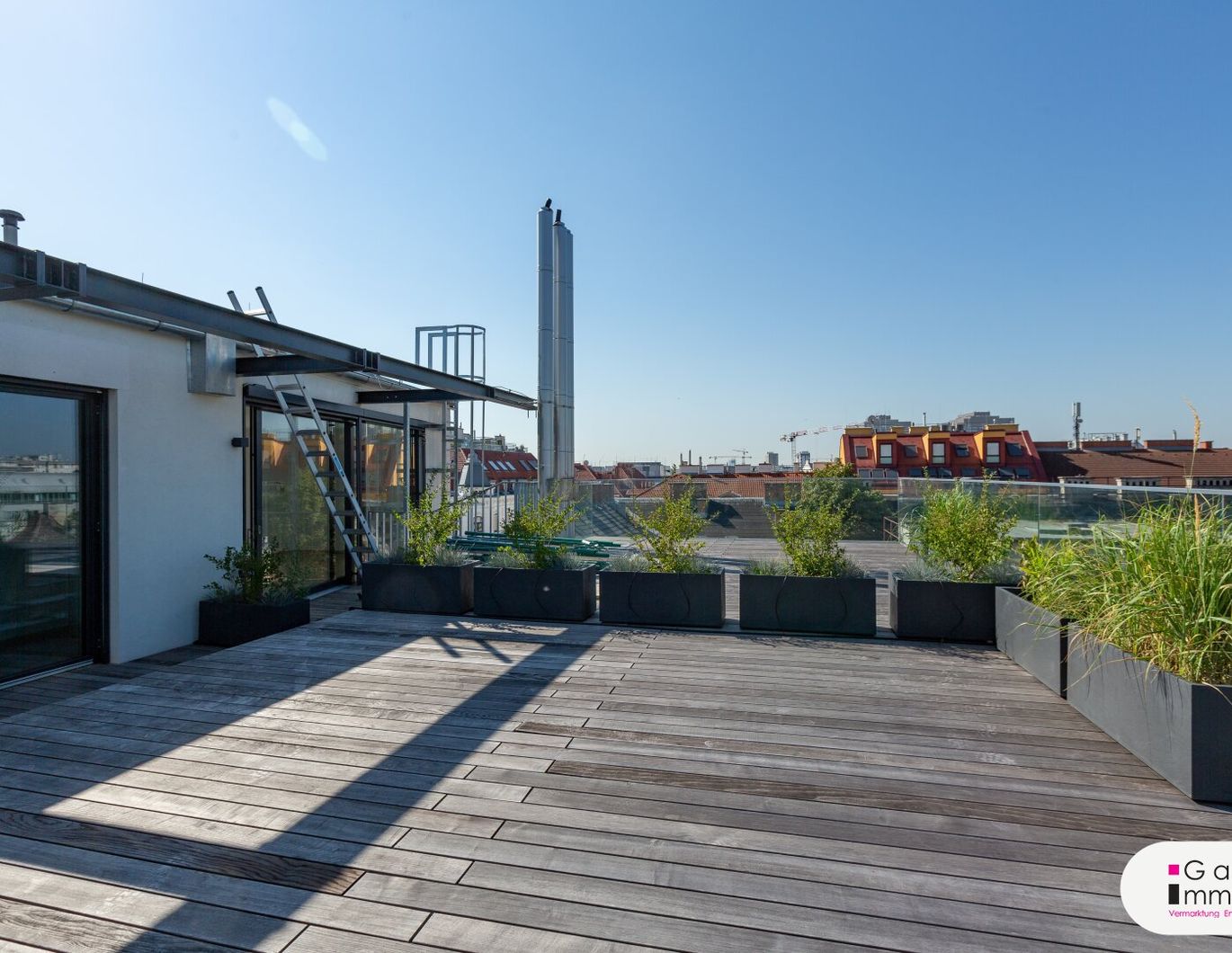 Traumhafte DG-Maisonette mit großer Terrasse im Stilaltbau - Fernblick - Garage im Haus