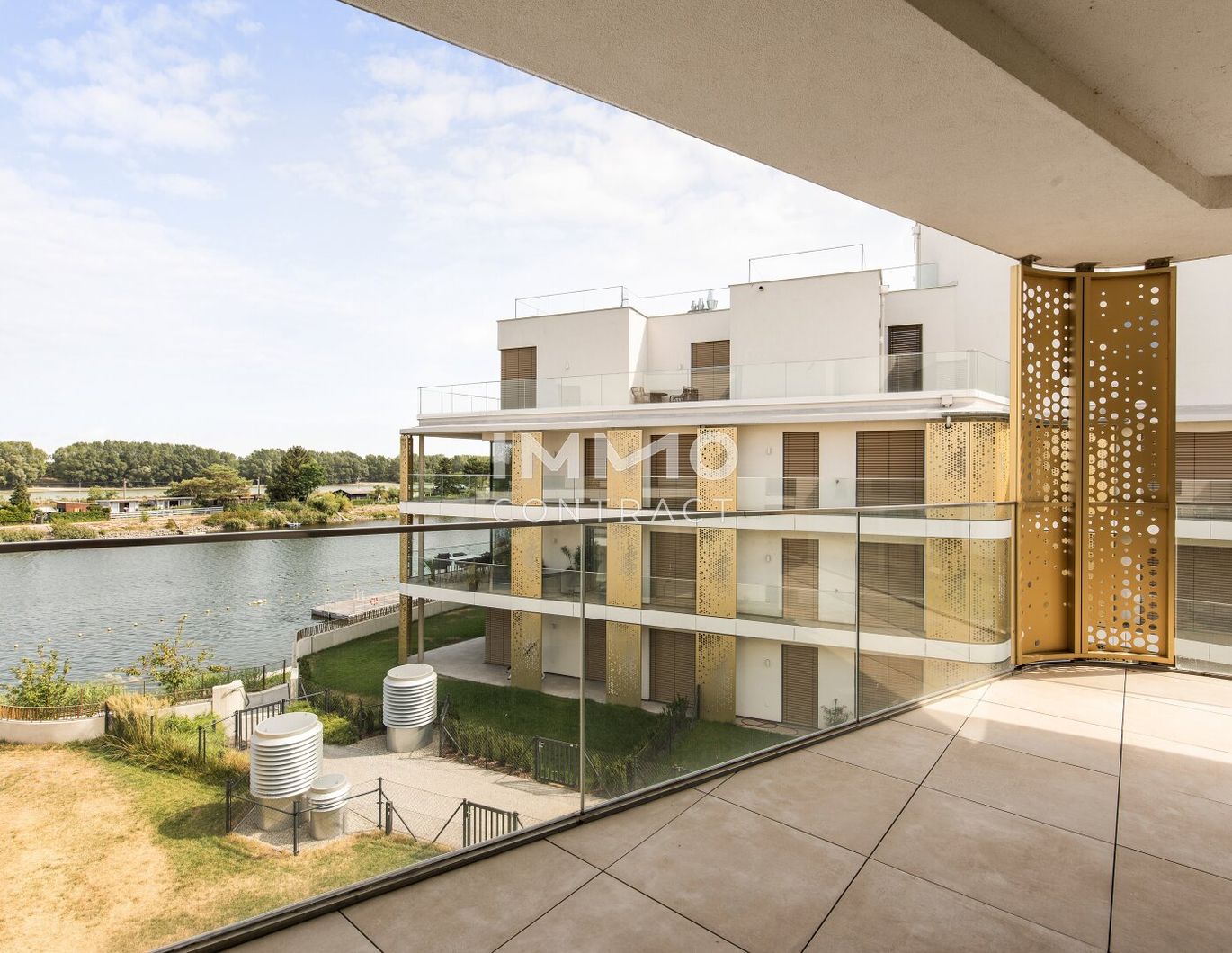 Wohnen, wo andere Urlaub machen: Erstklassige 5-Zimmer-Wohnung am Wasser mit 70m2 Balkon