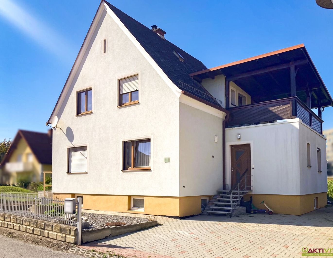 Großzügiges Wohnhaus mit Potenzial auf 860 m² Grundstück.