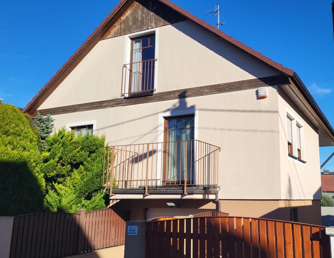 GUT GELEGENES HAUS MIT PFLEGELEICHTEM GARTEN IN BRUNN AM GEBIRGE