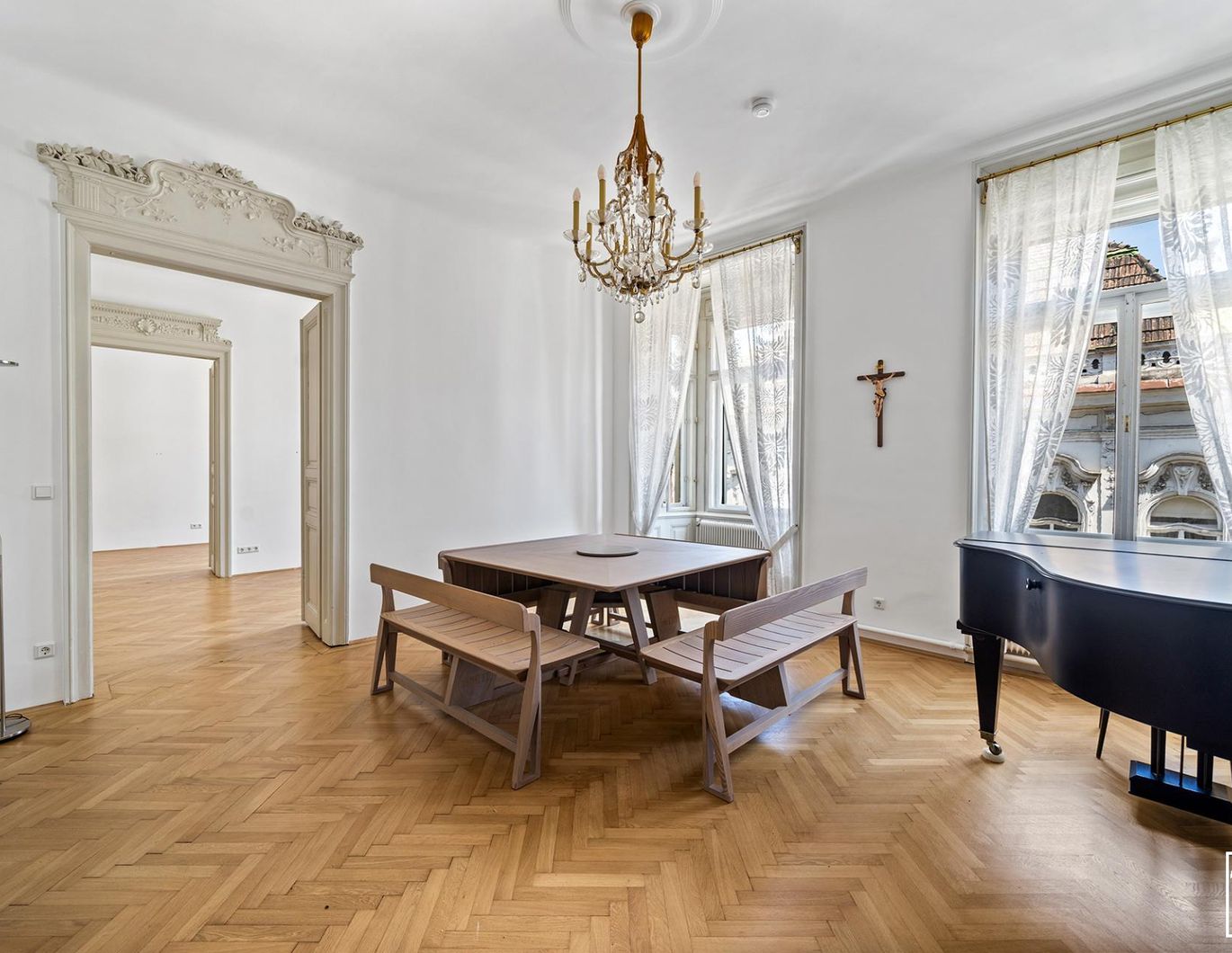 Wohnen wie im alten Wien! Traumhafte klassische Altbauwohnung mit Rohdachboden Nähe Schönbrunn und U 4