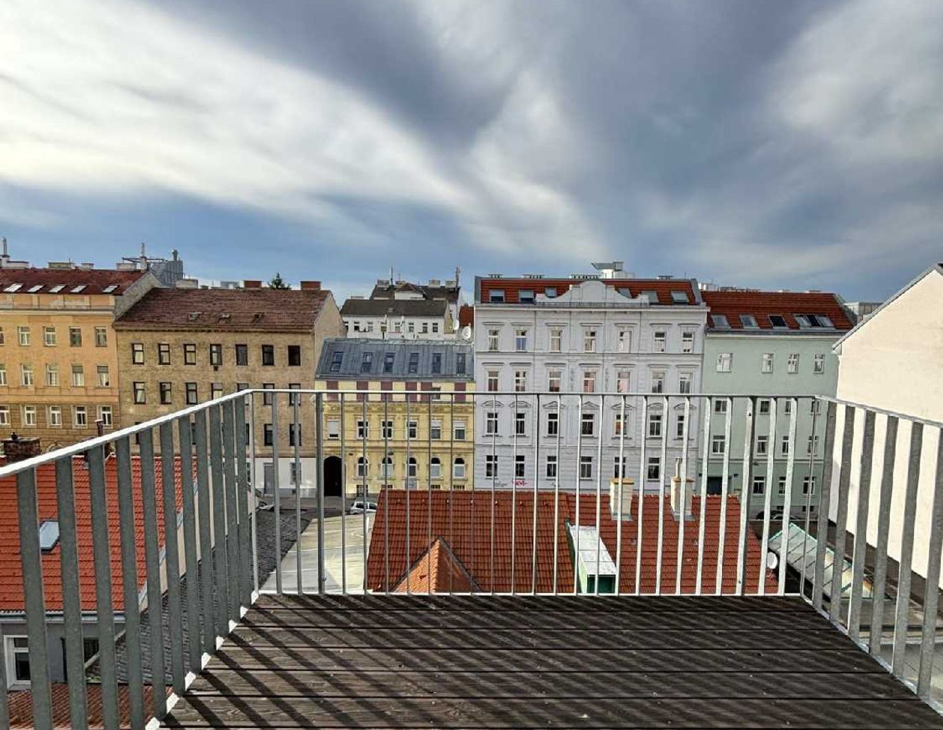 Sonnige Dachmaisonette mit Terrasse & Weitblick in 1100 Wien