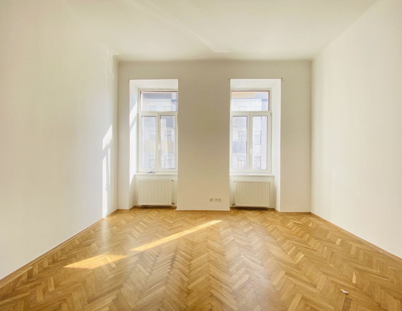 Erstbezug nach Sanierung - Stilvolle 1-Zimmer-Altbauwohnung nahe U6 Jägerstraße