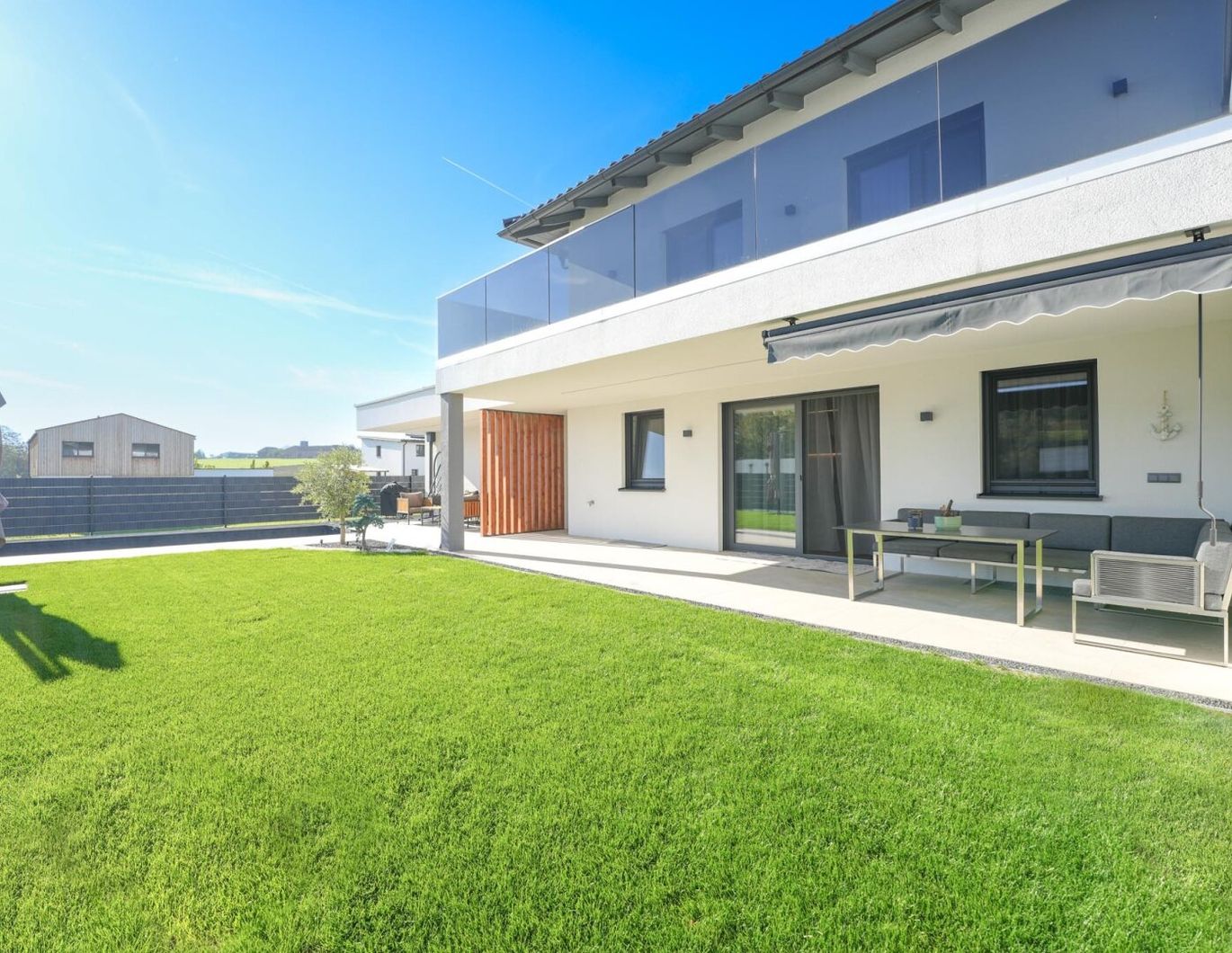 Modernes Wohnen in Leombach mit Pool und Doppelgarage